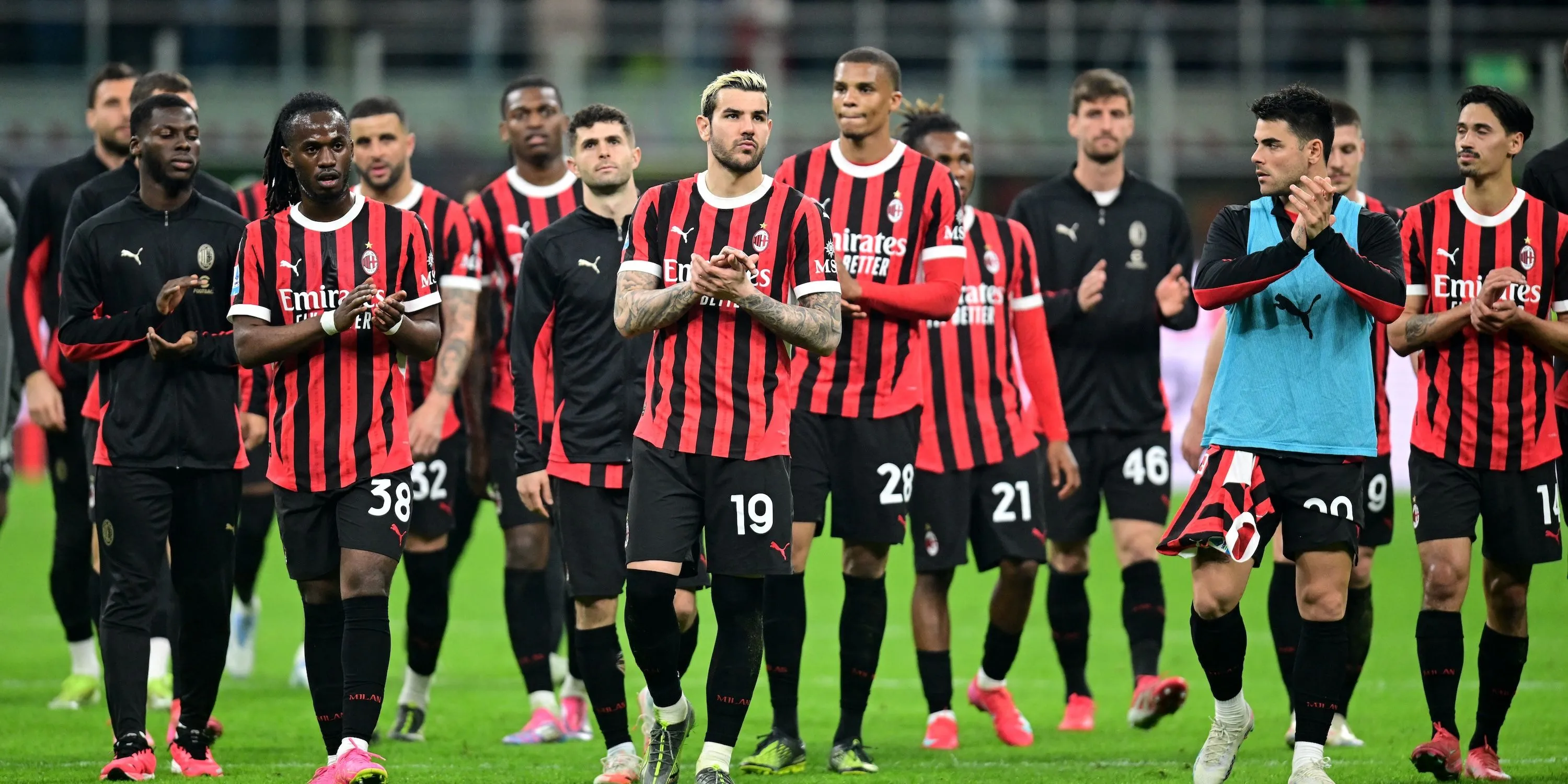 Dàn cầu thủ AC Milan lộ vẻ thất vọng sau trận đấu, hình ảnh minh họa cho bối cảnh tìm kiếm nhân sự