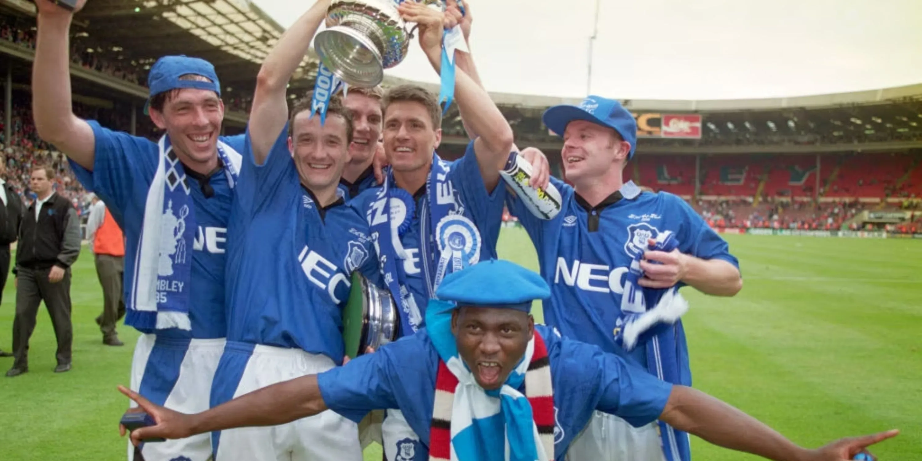Đội hình Everton ăn mừng chức vô địch Cúp FA 1995