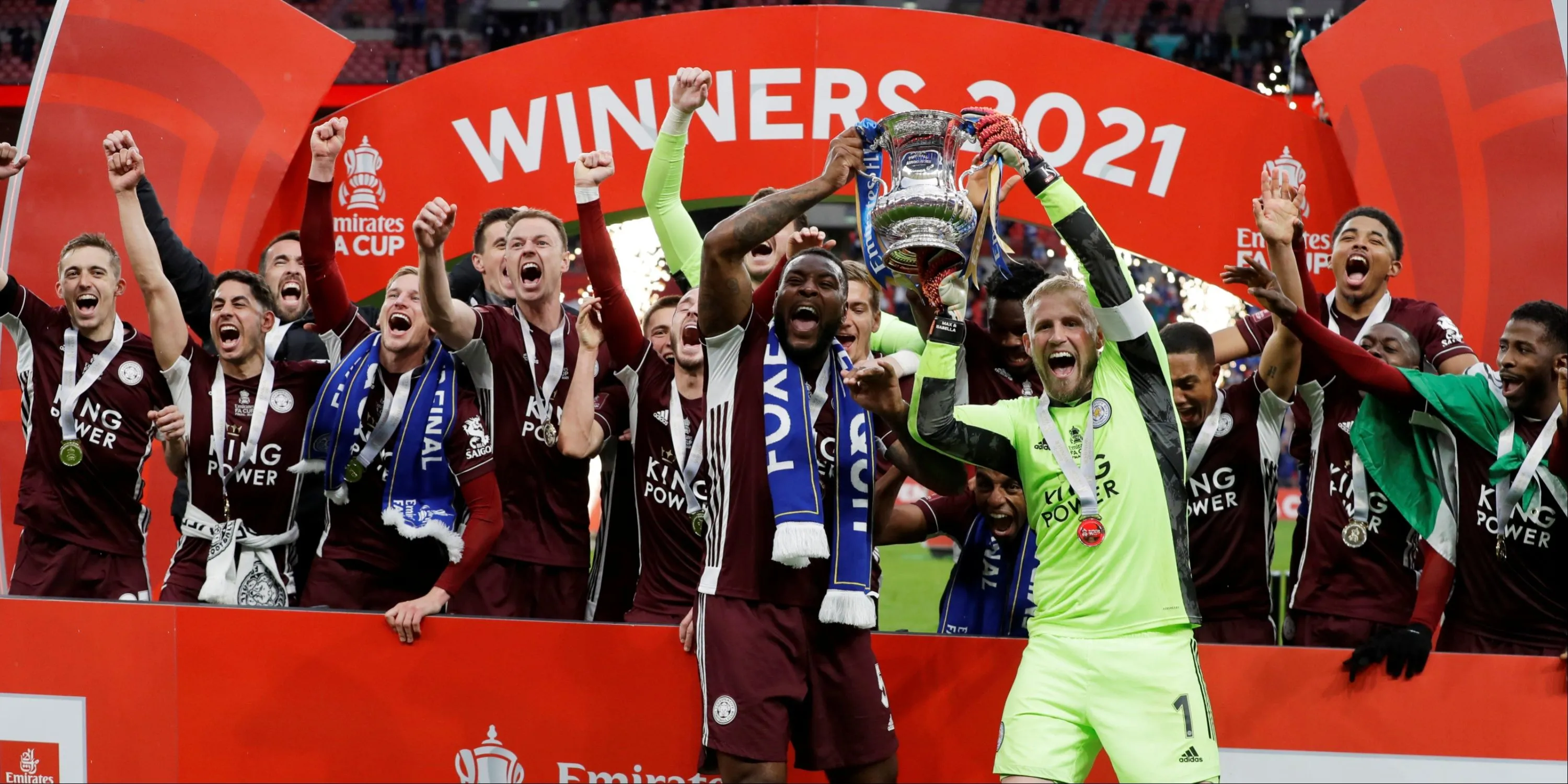Đội trưởng Leicester City nâng cao chiếc Cúp FA năm 2021