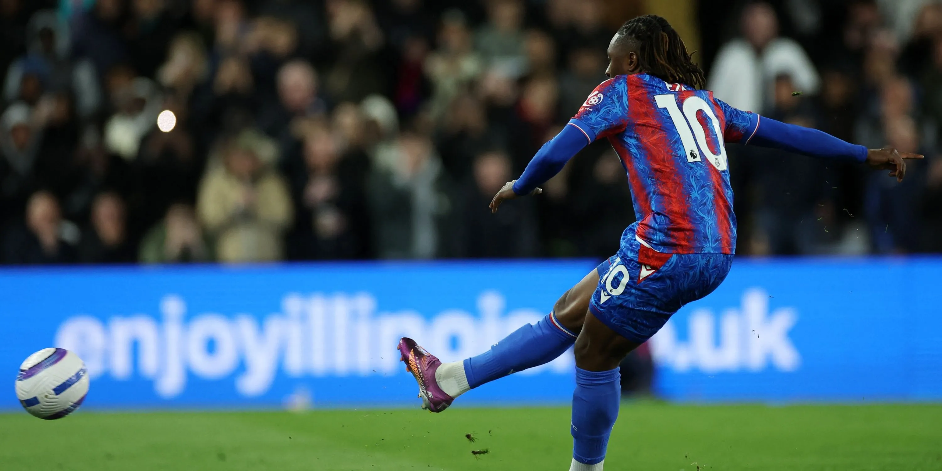 Eberechi Eze thực hiện quả penalty gây tranh cãi trong trận Crystal Palace vs Nottingham Forest