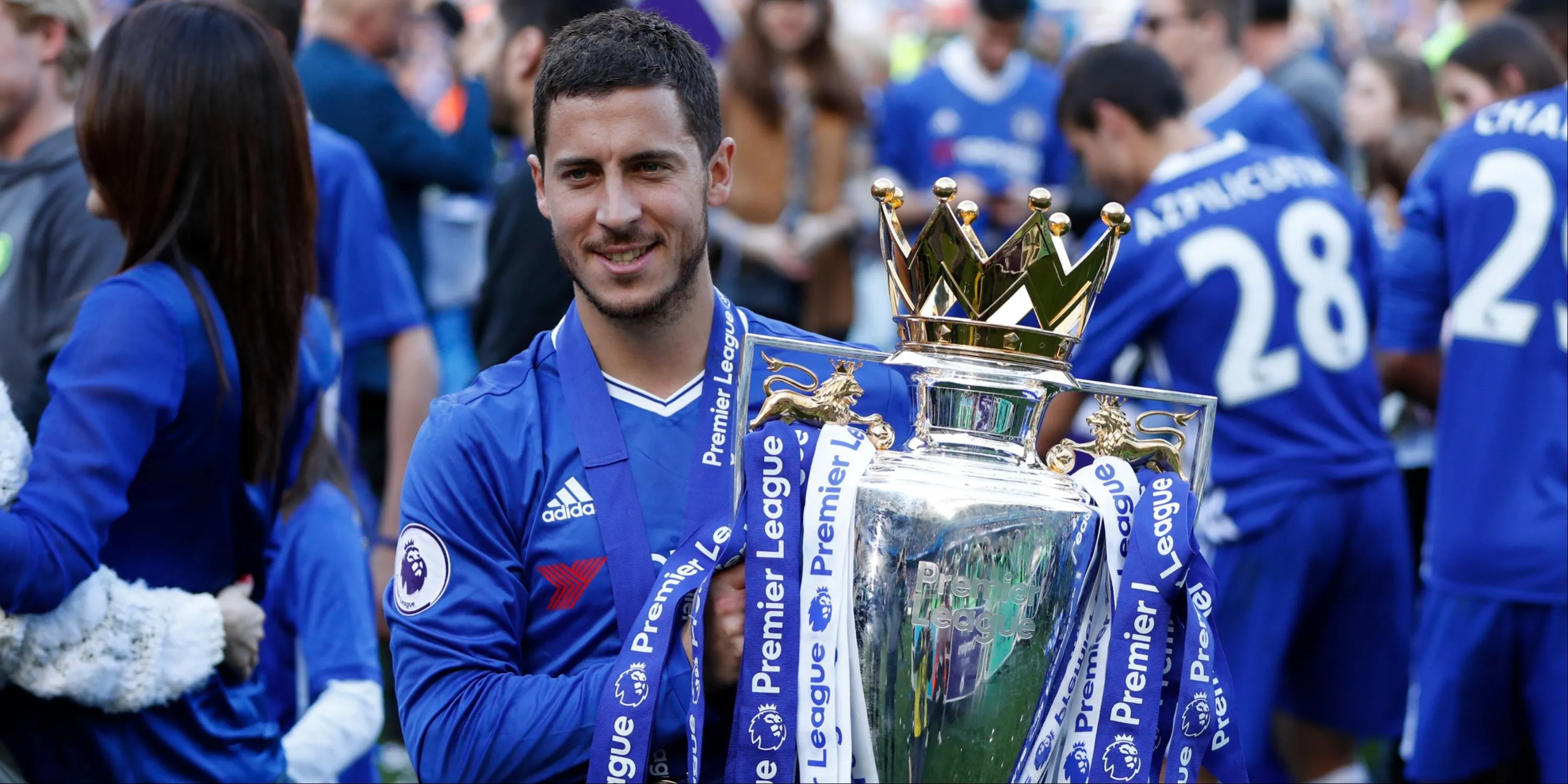 Eden Hazard ăn mừng với cúp Ngoại hạng Anh khi còn thi đấu cho Chelsea