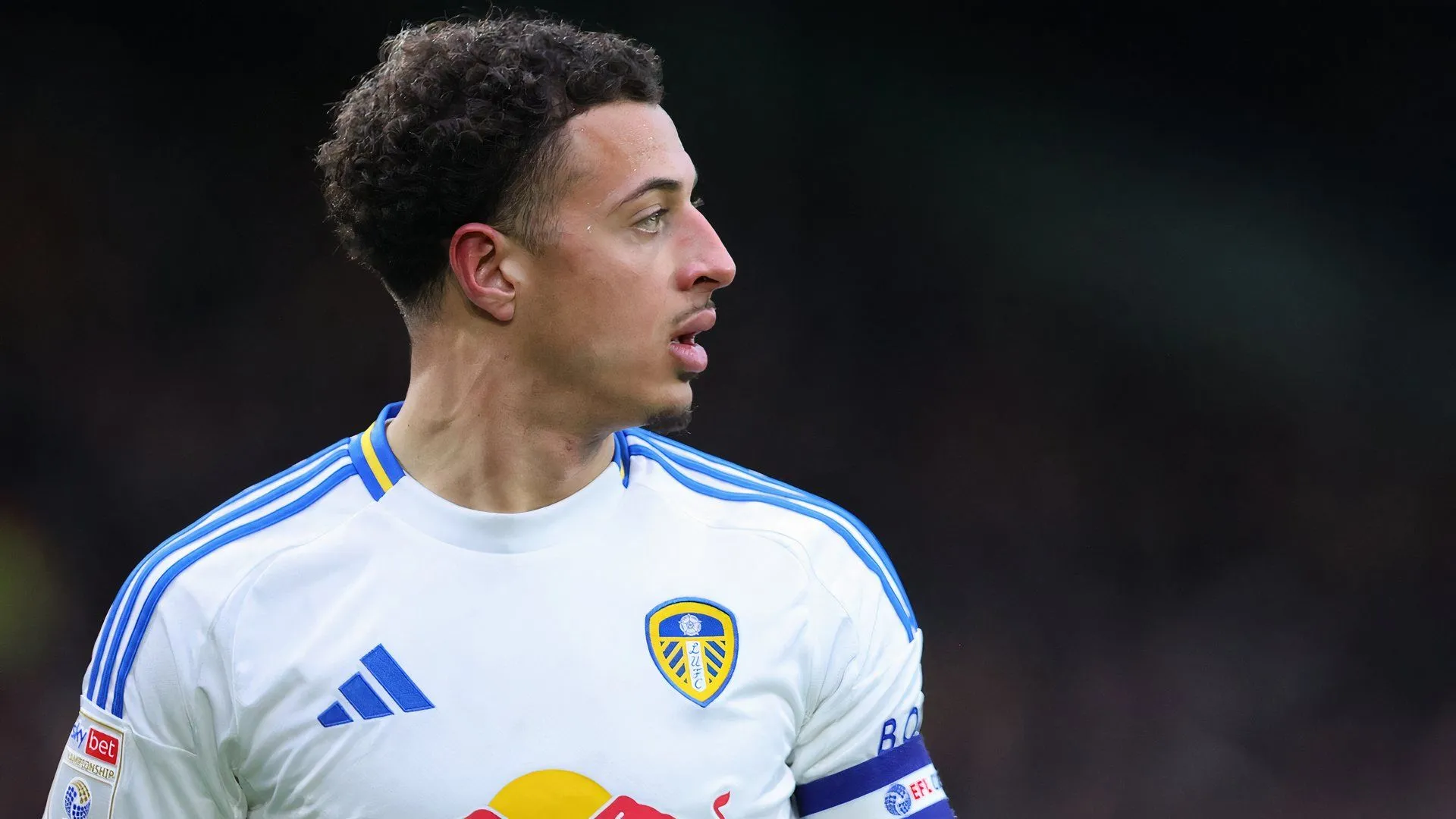 Ethan Ampadu đeo băng đội trưởng Leeds United trong trận đấu với Sheffield Wednesday, thể hiện vai trò thủ lĩnh