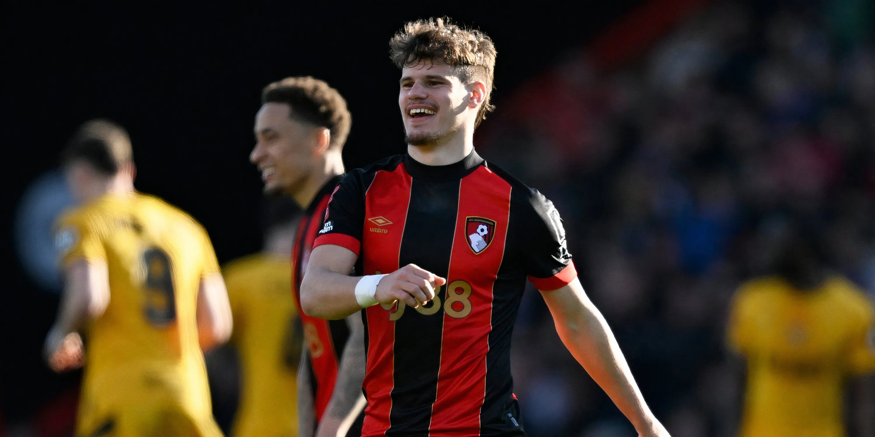 Hậu vệ Milos Kerkez thi đấu trong màu áo Bournemouth, mục tiêu của Liverpool