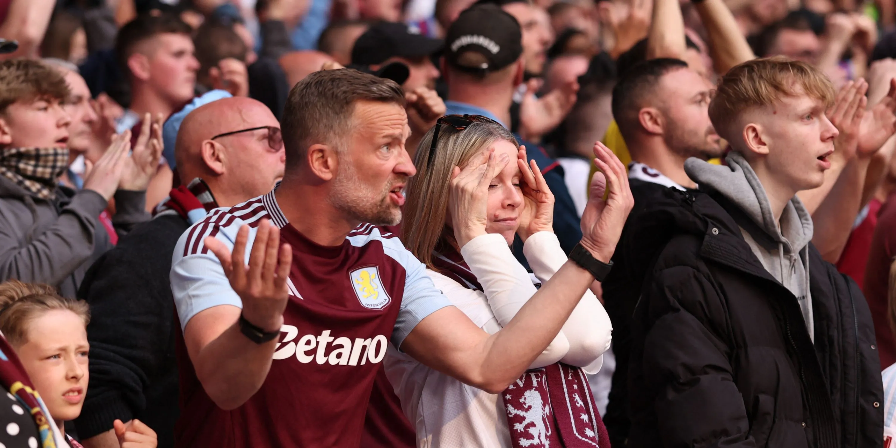 Hình ảnh biểu trưng cho sự bất mãn của CĐV Aston Villa với quyết định thay đổi lịch thi đấu