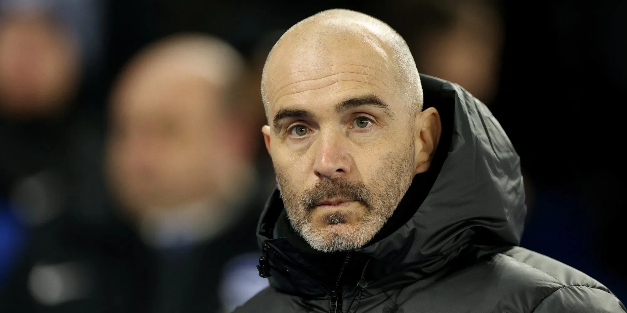 HLV Chelsea Enzo Maresca chỉ đạo trên sân