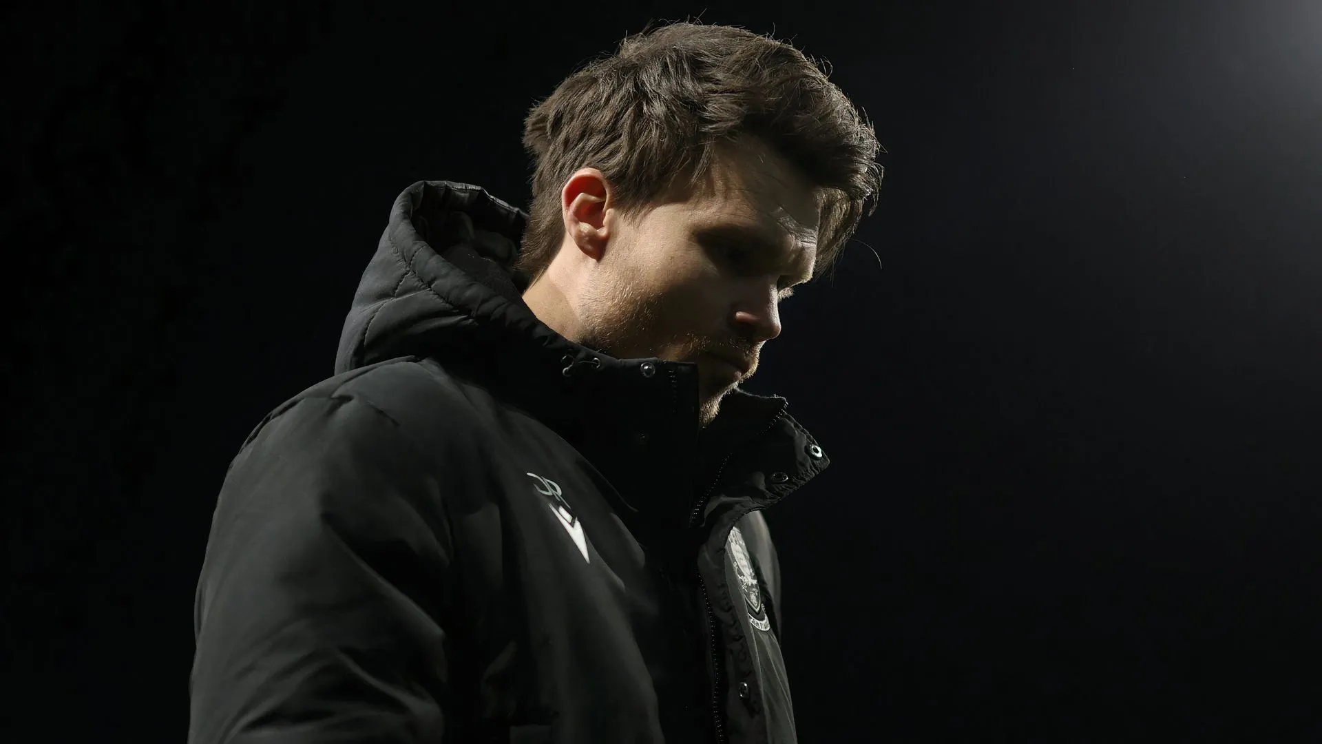 HLV Danny Röhl lộ vẻ thất vọng trên băng ghế chỉ đạo Sheffield Wednesday tại Championship