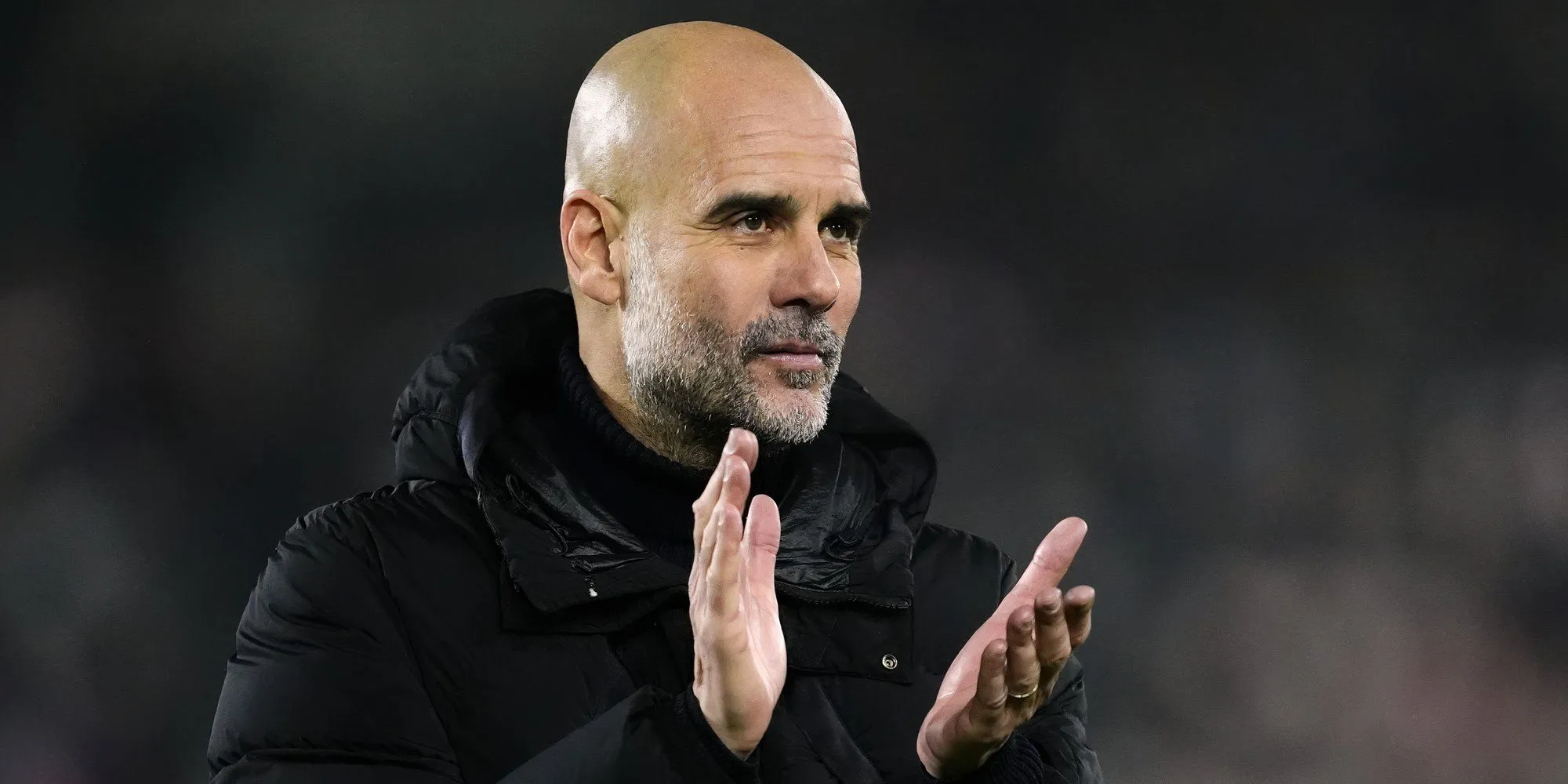 HLV Man City Pep Guardiola vỗ tay tán thưởng