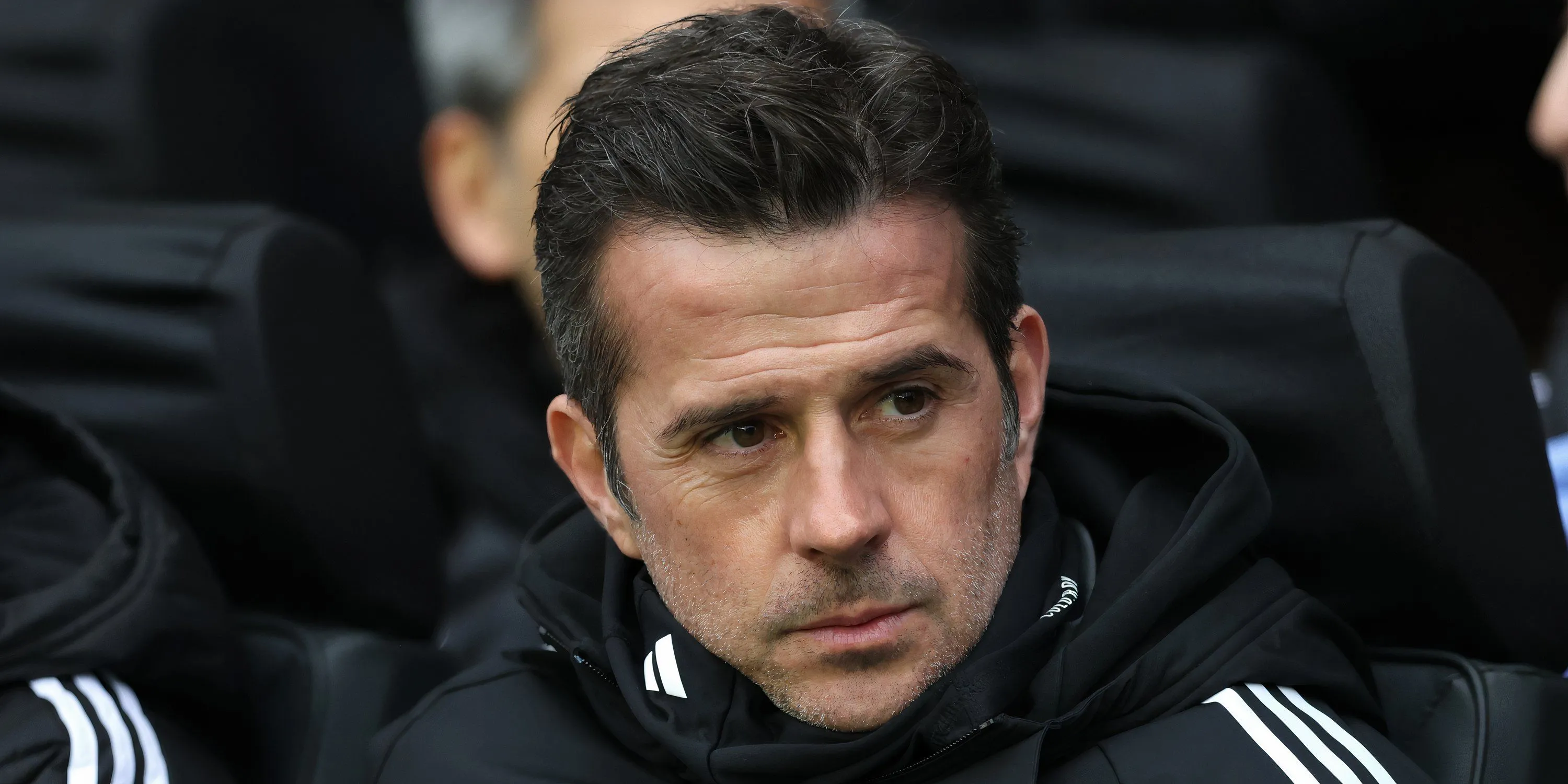 HLV Marco Silva của Fulham theo dõi trận đấu từ khu kỹ thuật