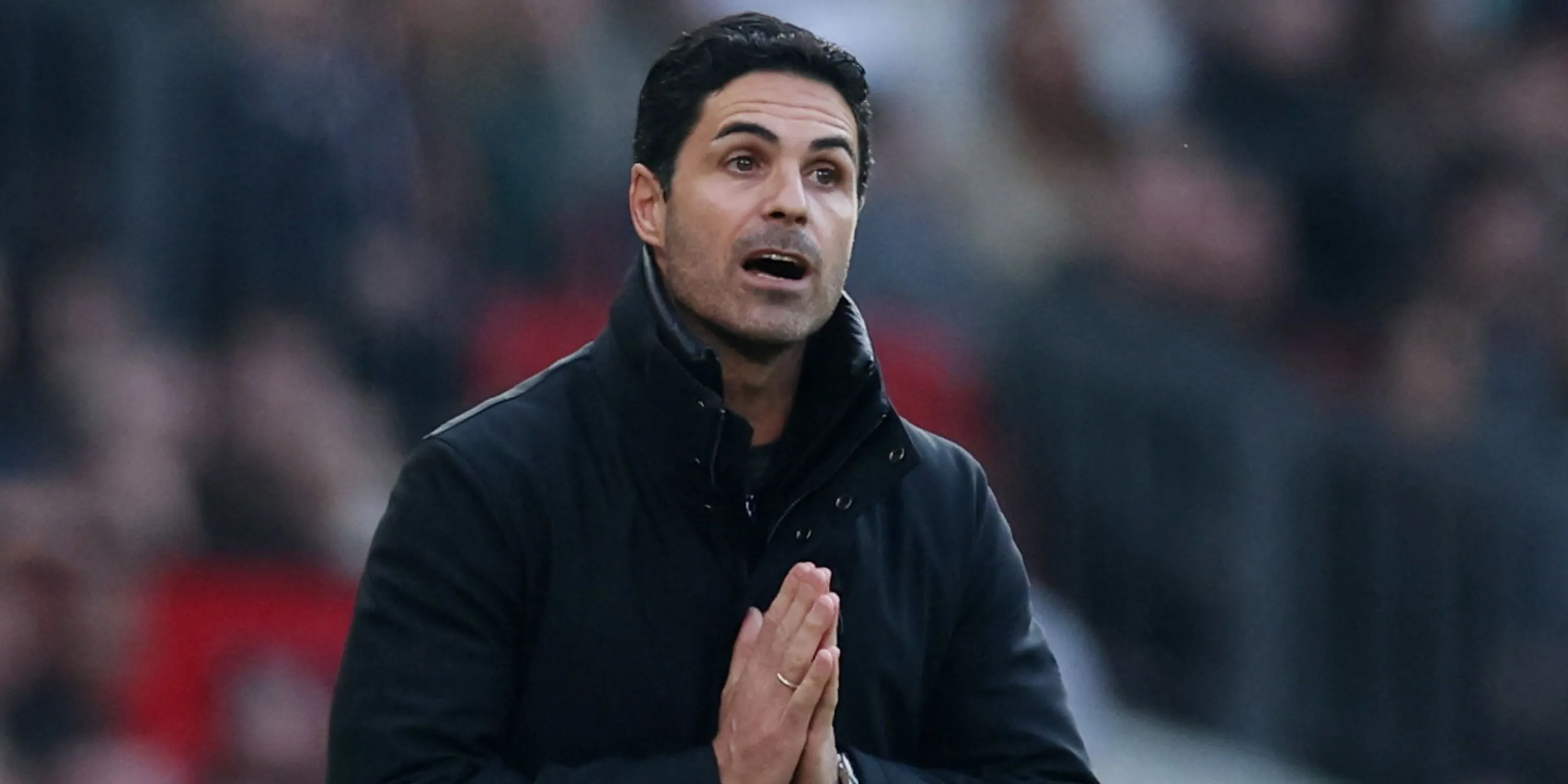 HLV Mikel Arteta của Arsenal chỉ đạo trên đường biên