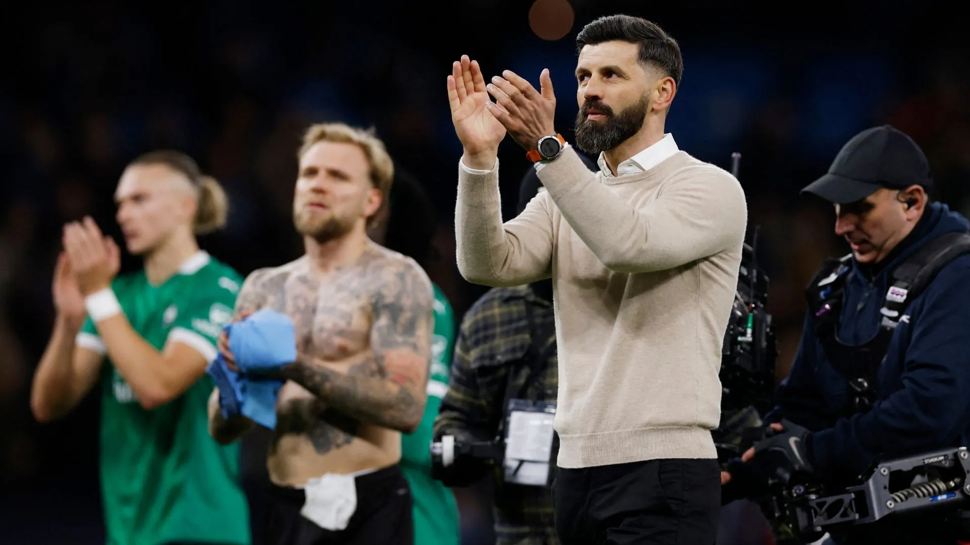 HLV Miron Muslic của Plymouth Argyle trầm tư bên đường biên