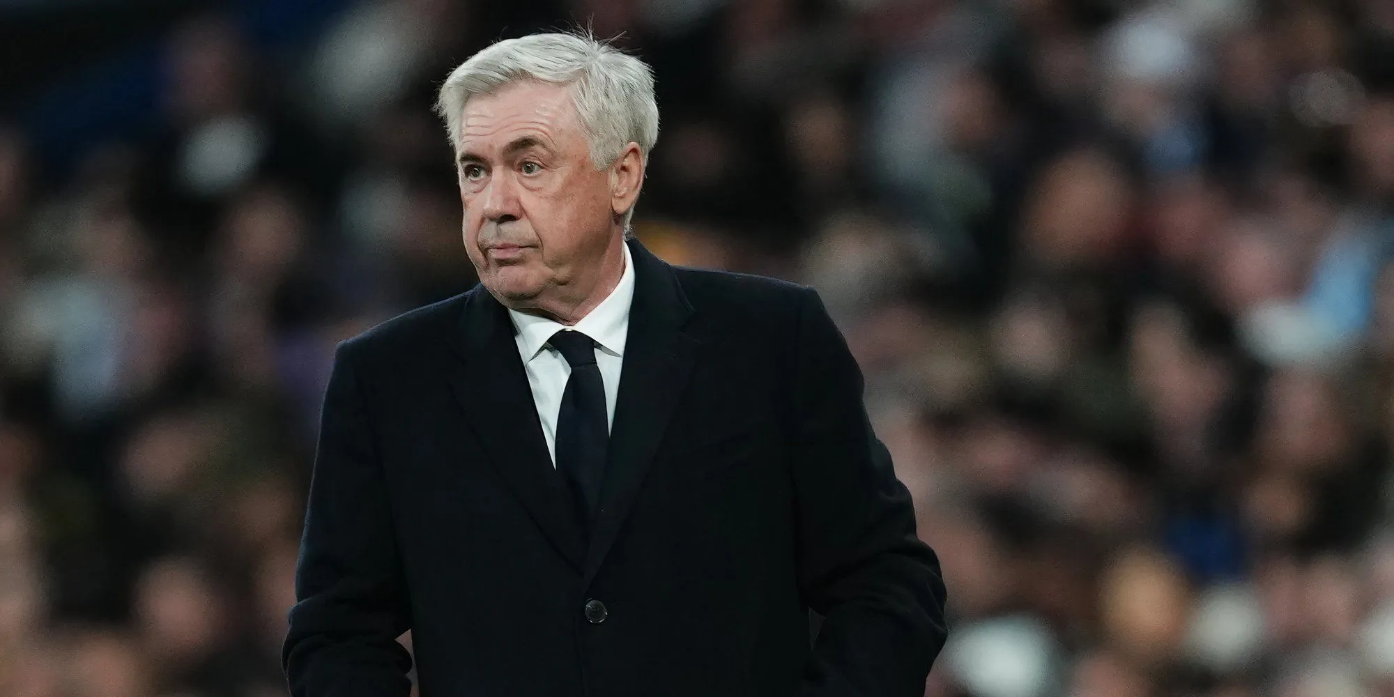 HLV Real Madrid Carlo Ancelotti trên sân tập