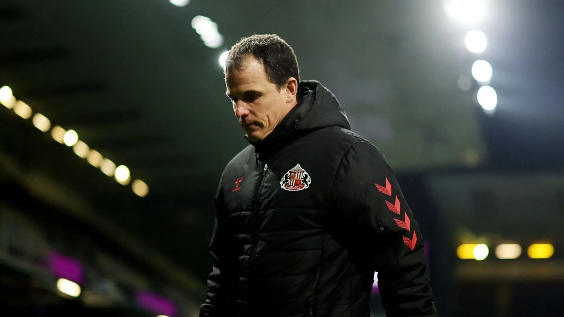 HLV Regis Le Bris của Sunderland đang chịu nhiều áp lực trước thềm các trận đấu play-off quan trọng