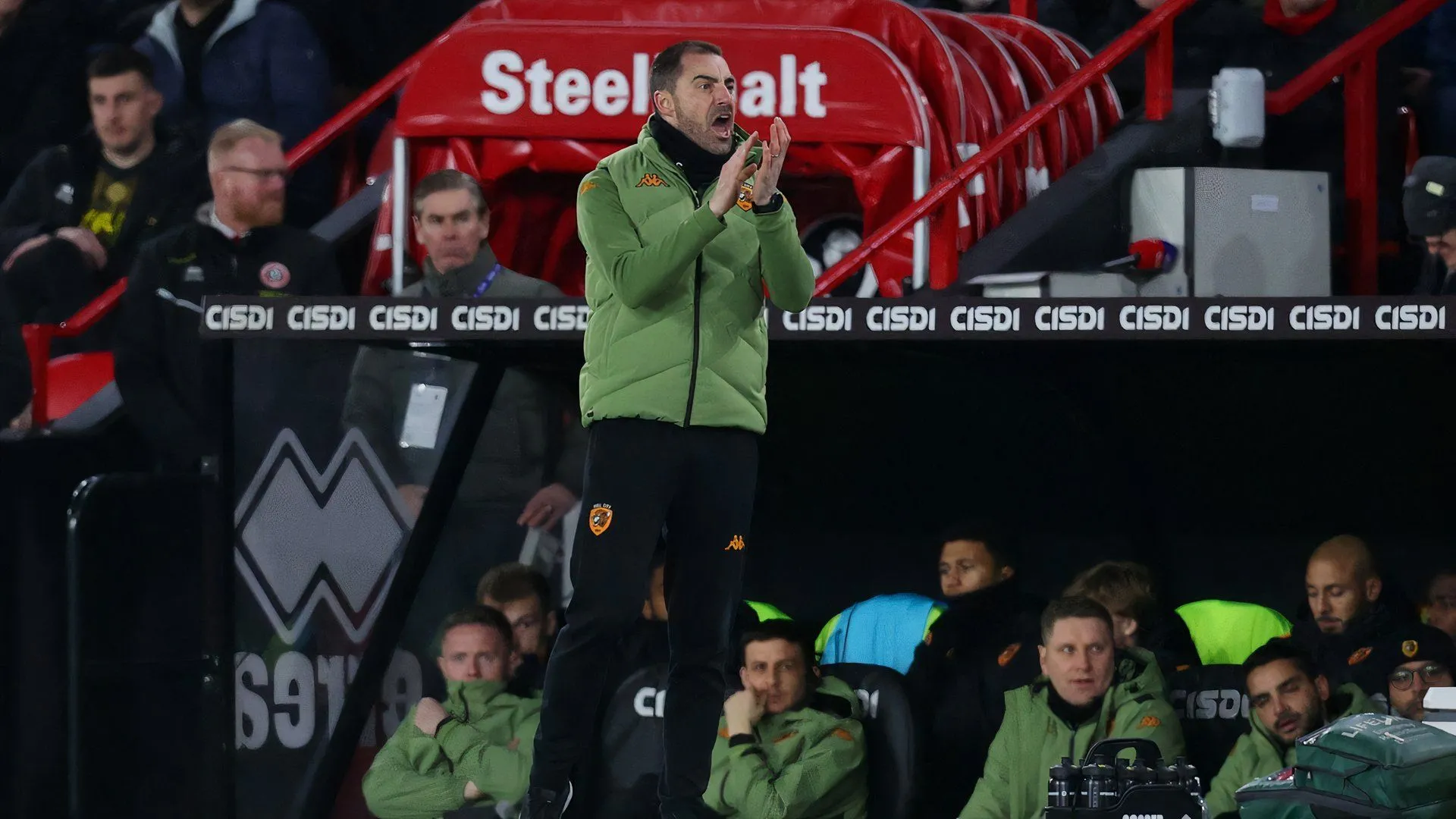 HLV Ruben Selles chỉ đạo Hull City trong trận đấu trên sân Bramall Lane