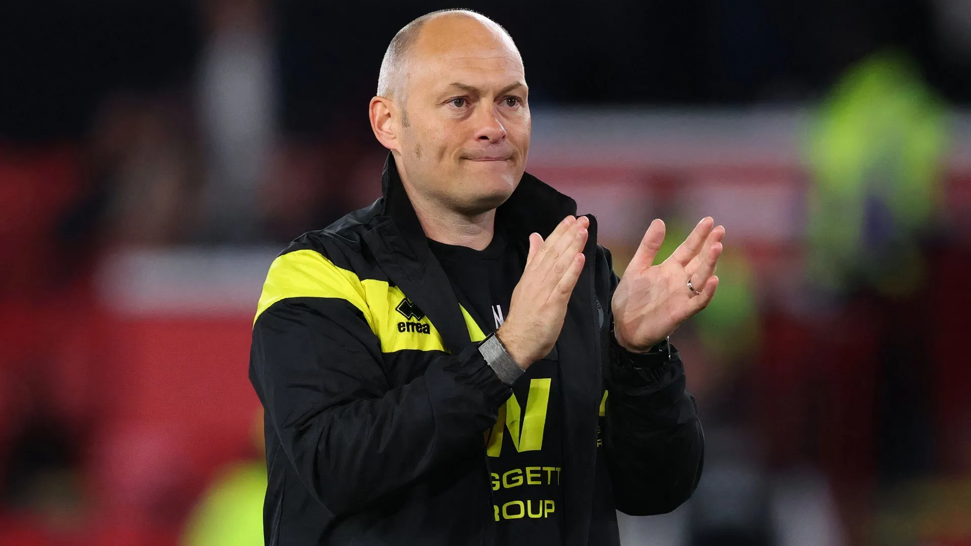 Huấn luyện viên Alex Neil của Millwall theo dõi trận đấu