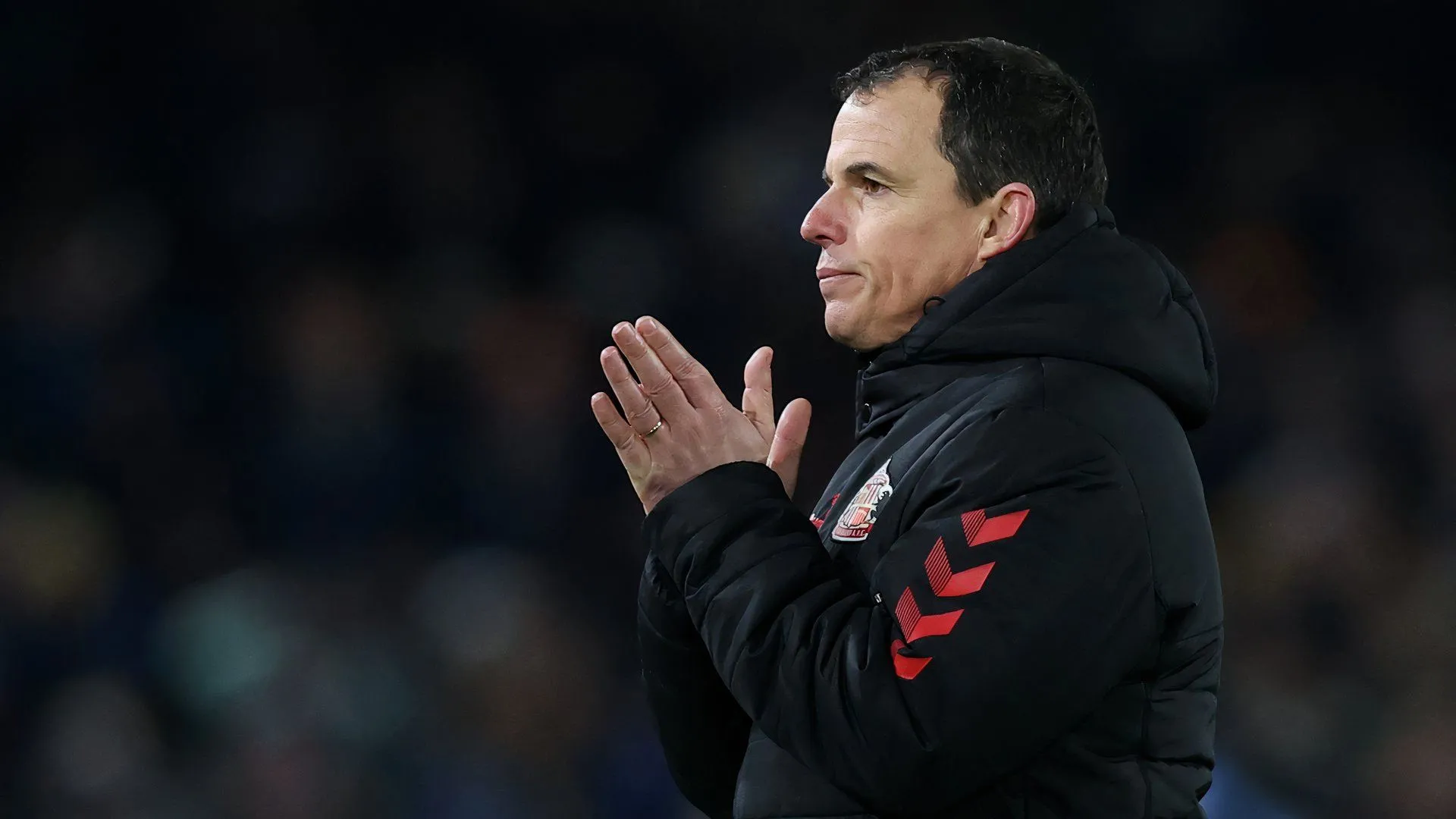 Huấn luyện viên Régis Le Bris của Sunderland chỉ đạo trong trận đấu với Leeds United
