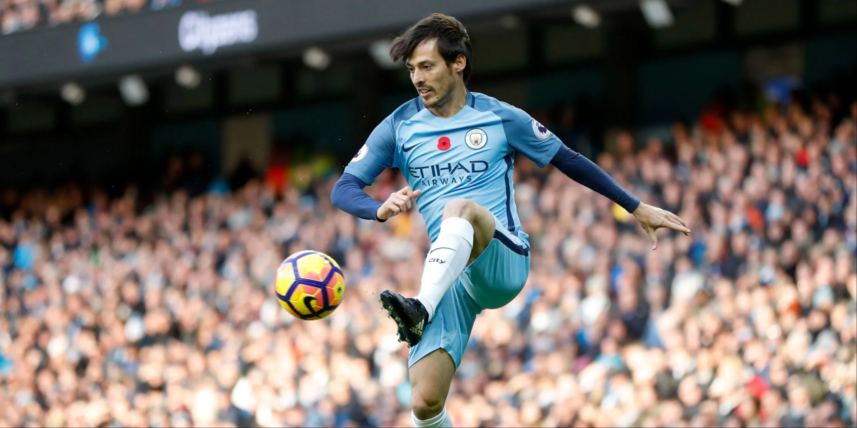 Huyền thoại David Silva điều phối bóng trong màu áo Manchester City