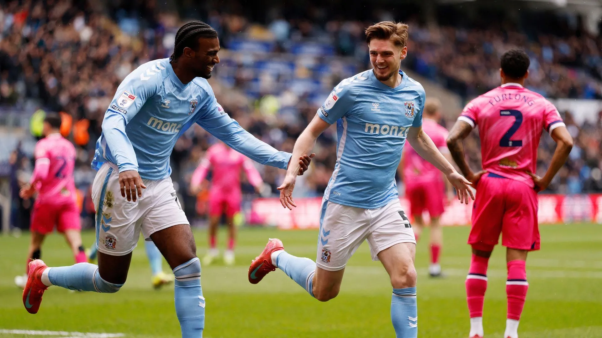 Jack Rudoni ăn mừng bàn thắng quan trọng cho Coventry City trong trận gặp West Brom
