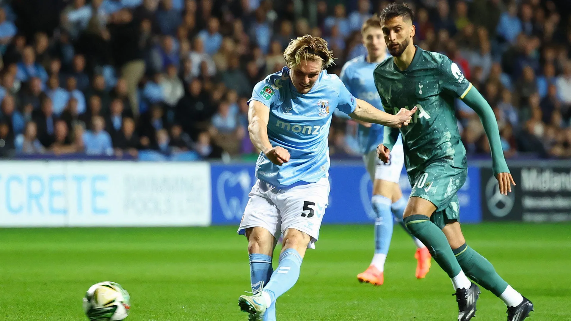 Jack Rudoni trong một pha xử lý bóng kỹ thuật cho Coventry City trong trận đấu với Tottenham Hotspur