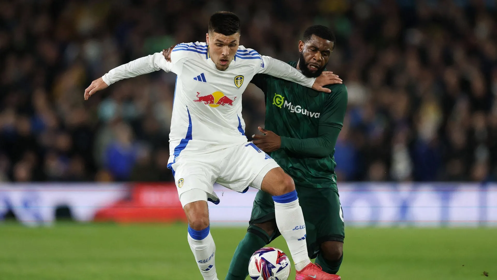 Japhet Tanganga trong màu áo Millwall đối đầu Leeds United tại Championship