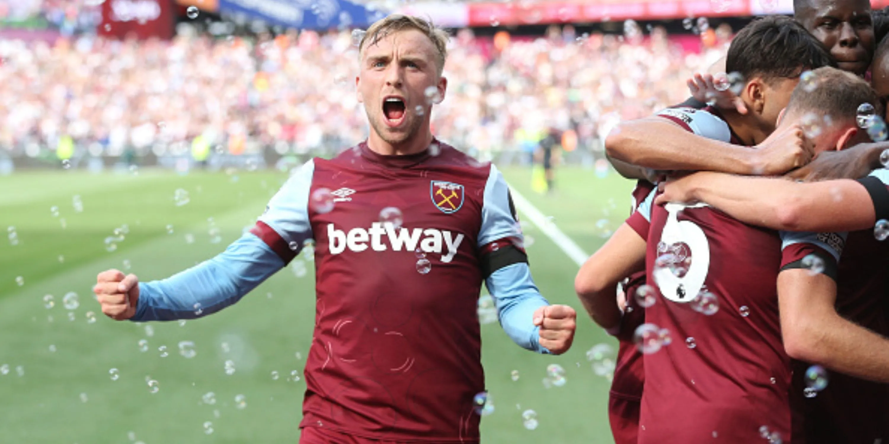 Jarrod Bowen ăn mừng sau khi ghi bàn cho West Ham