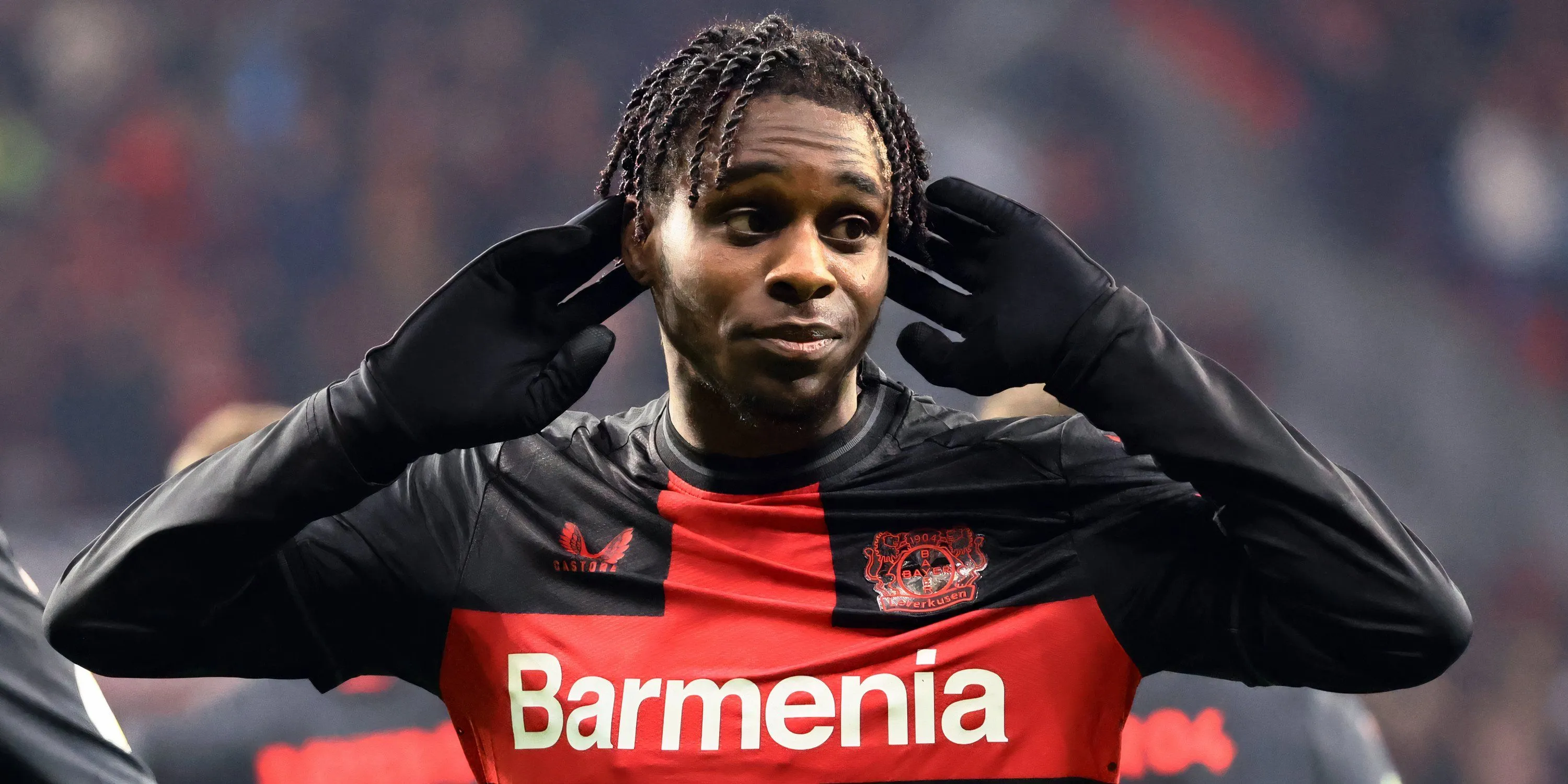 Jeremie Frimpong trong màu áo Bayer Leverkusen ăn mừng bàn thắng