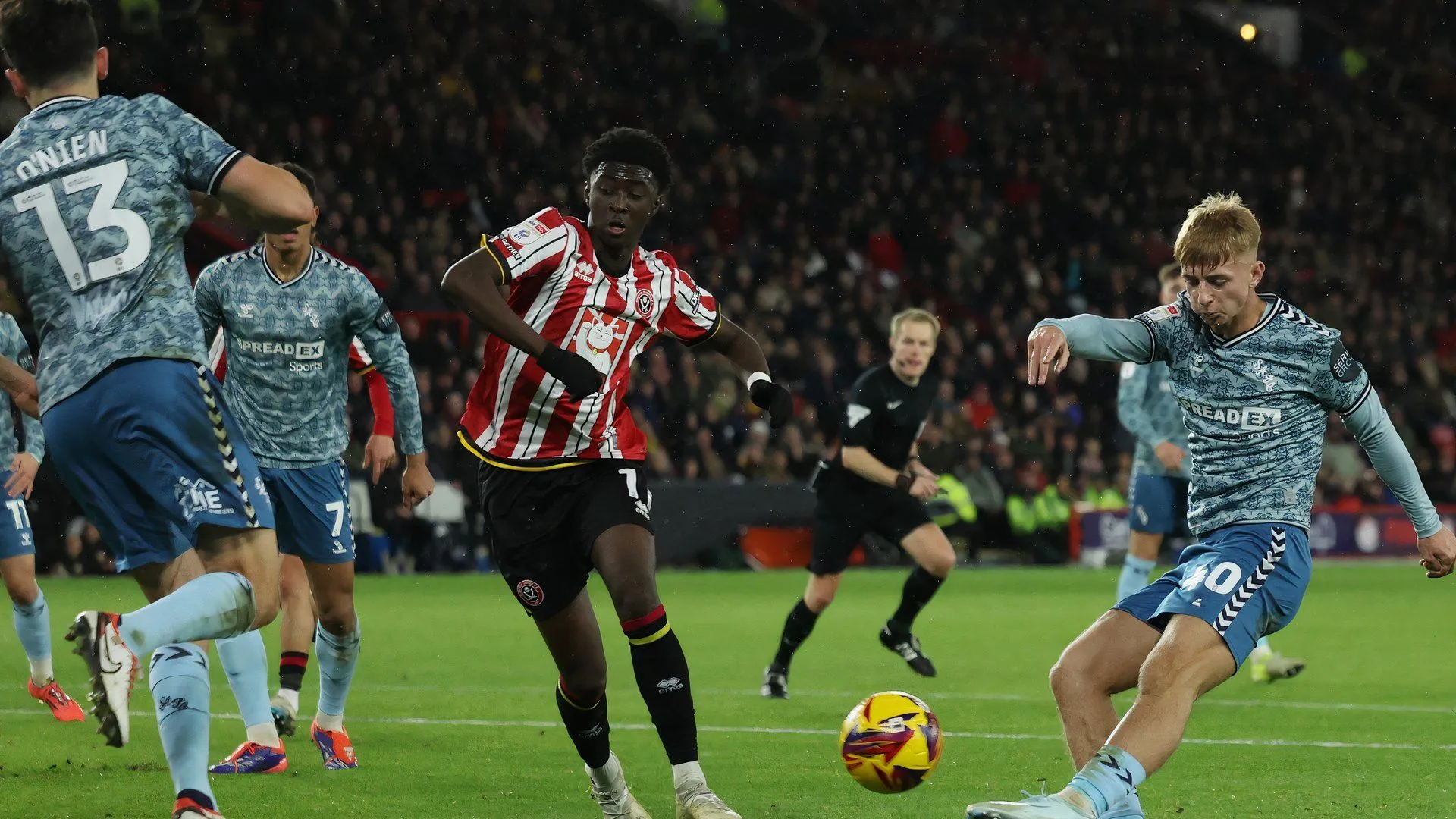 Jesurun Rak-Sakyi (phải) trong một pha tranh chấp khi thi đấu cho Sheffield United tại Championship