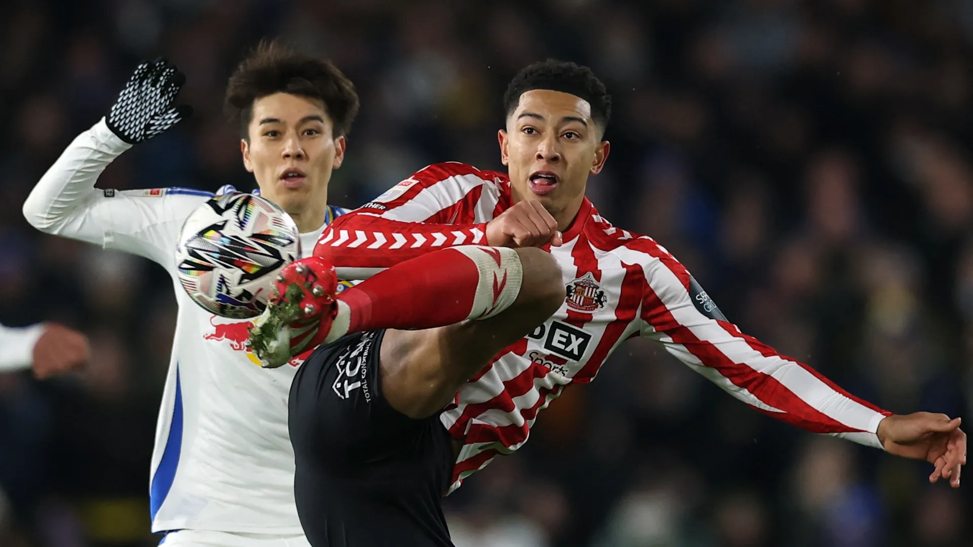 Jobe Bellingham trong màu áo Sunderland thể hiện kỹ thuật cá nhân ấn tượng