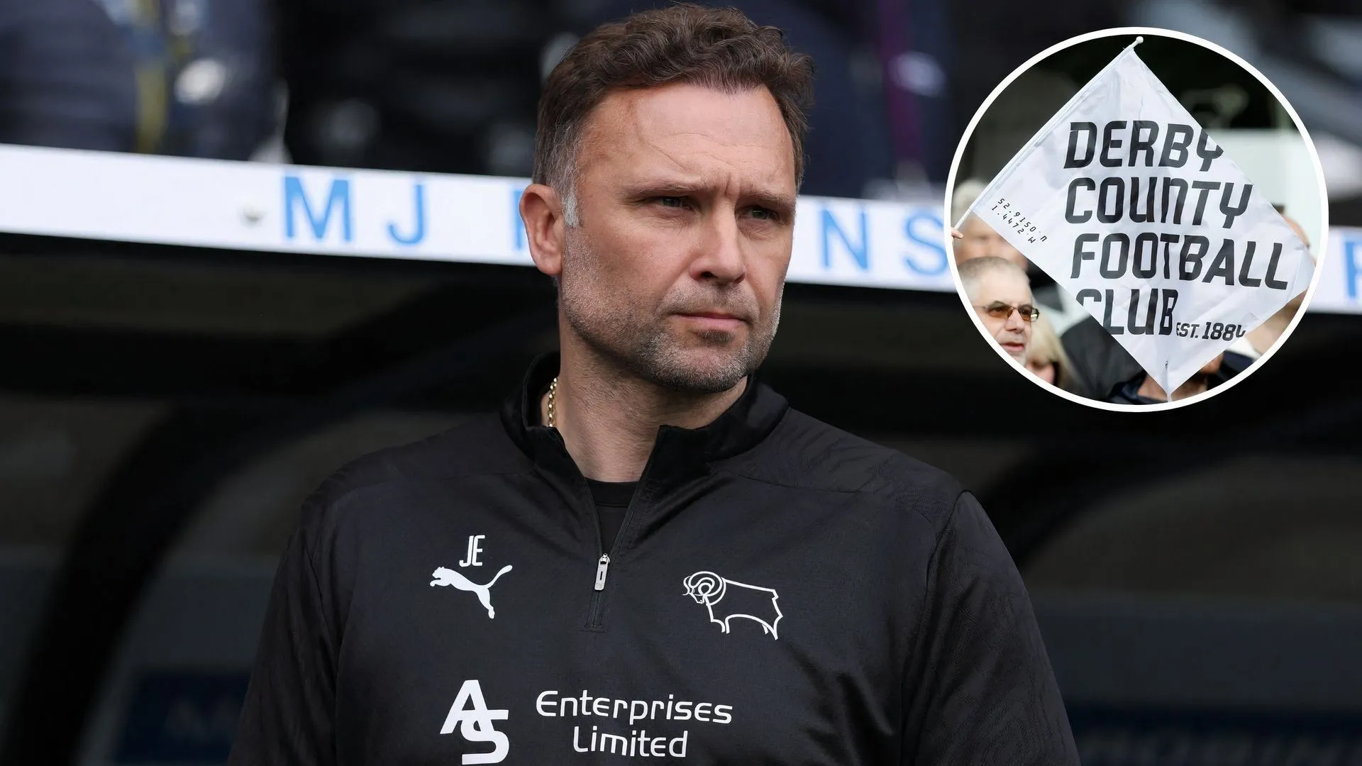John Eustace huấn luyện viên Derby County đang chỉ đạo trên sân