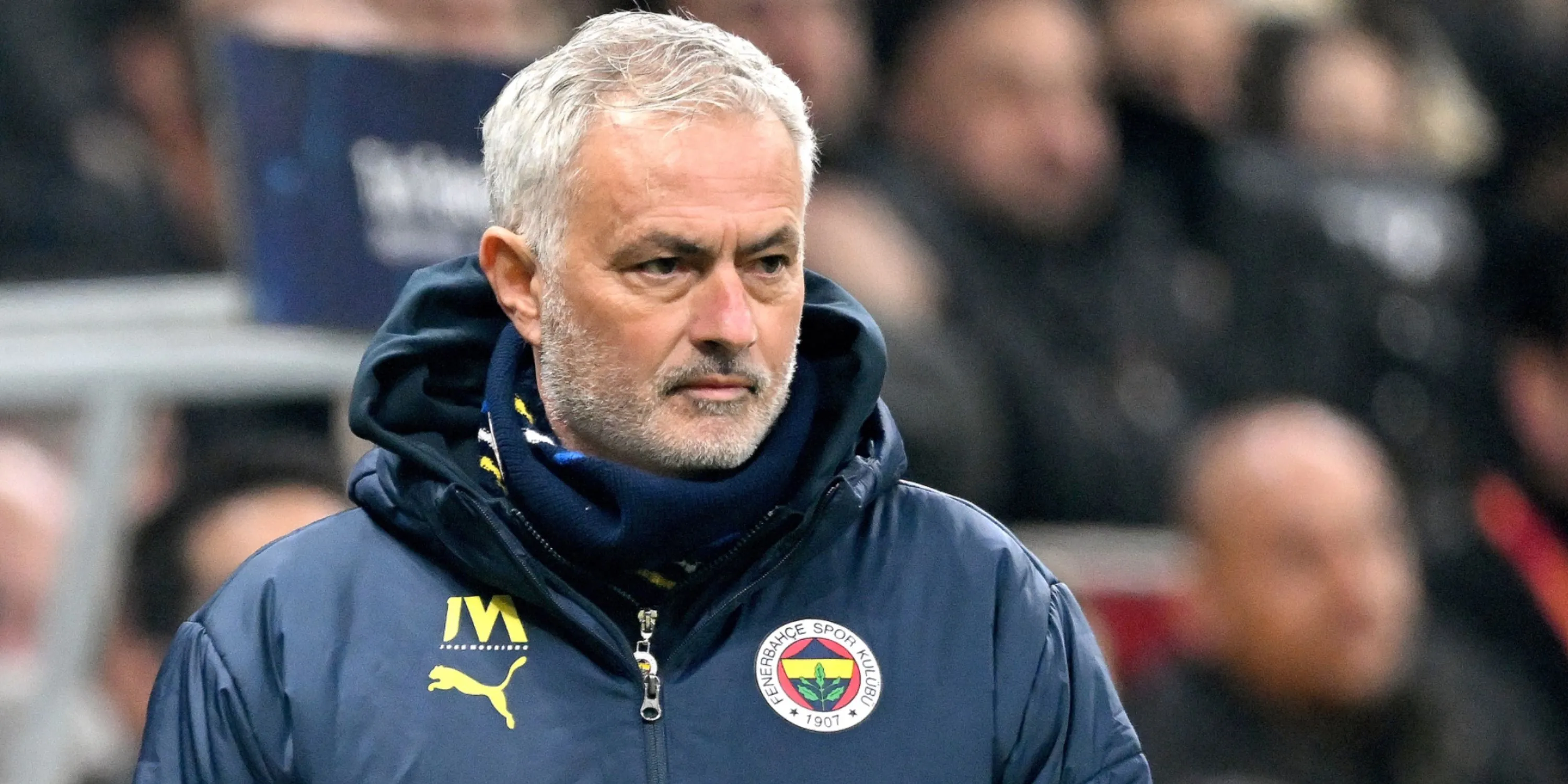 Jose Mourinho đang suy tư trong một buổi họp báo