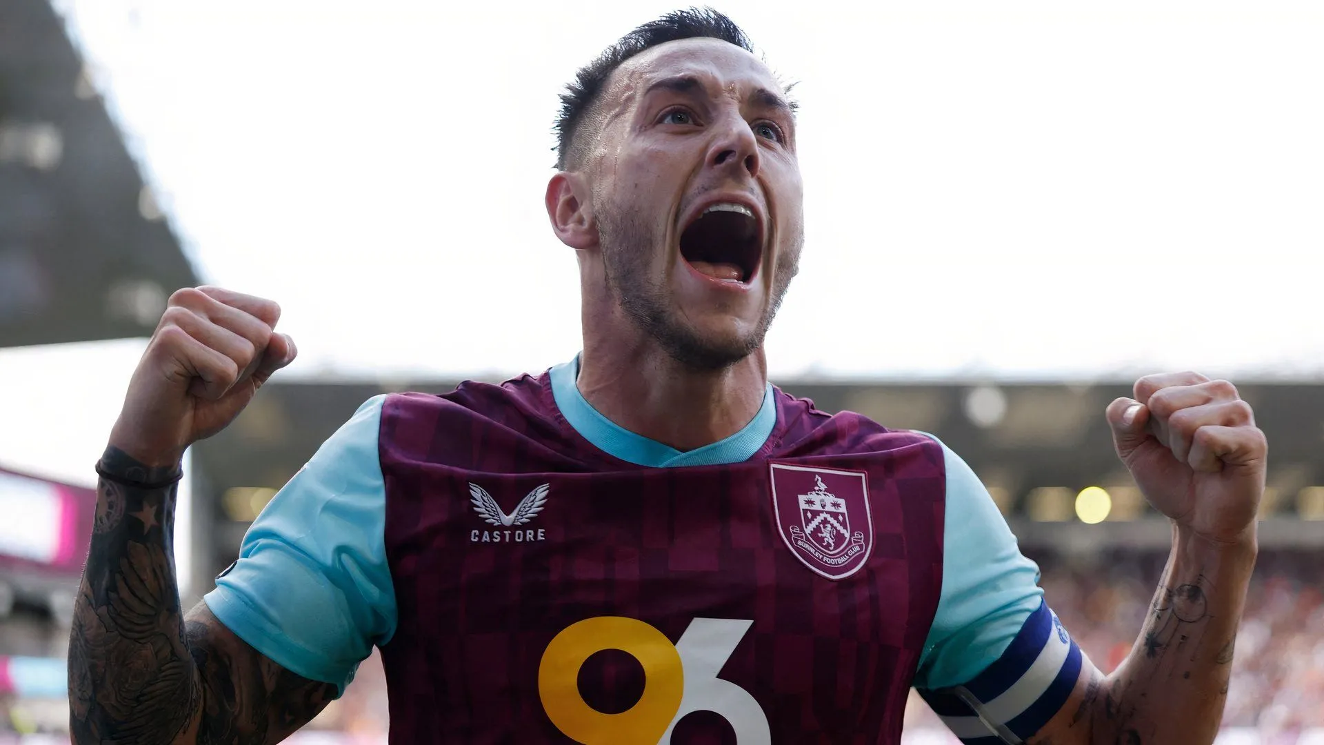 Josh Brownhill ăn mừng bàn thắng cho Burnley trong trận gặp Sheffield United