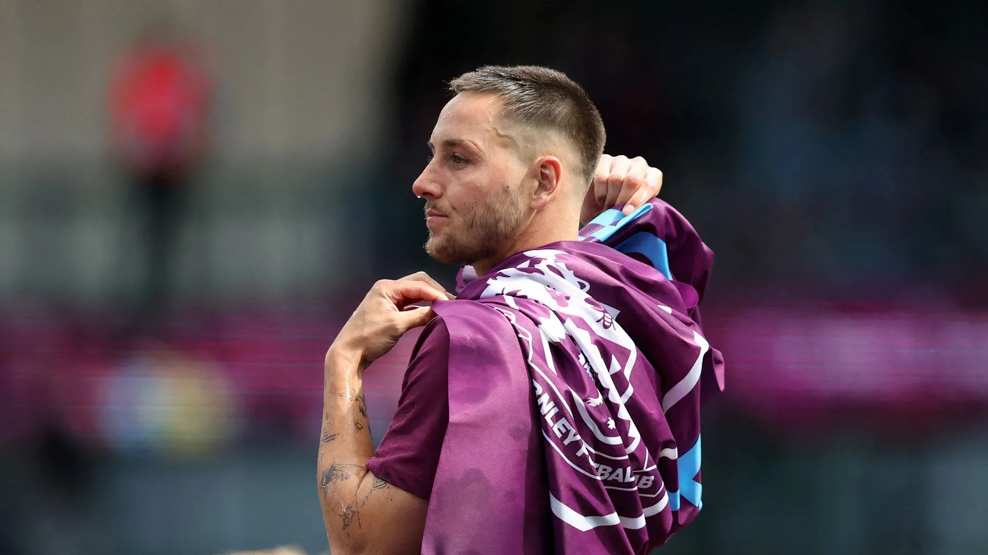Josh Brownhill ăn mừng Burnley thăng hạng Premier League
