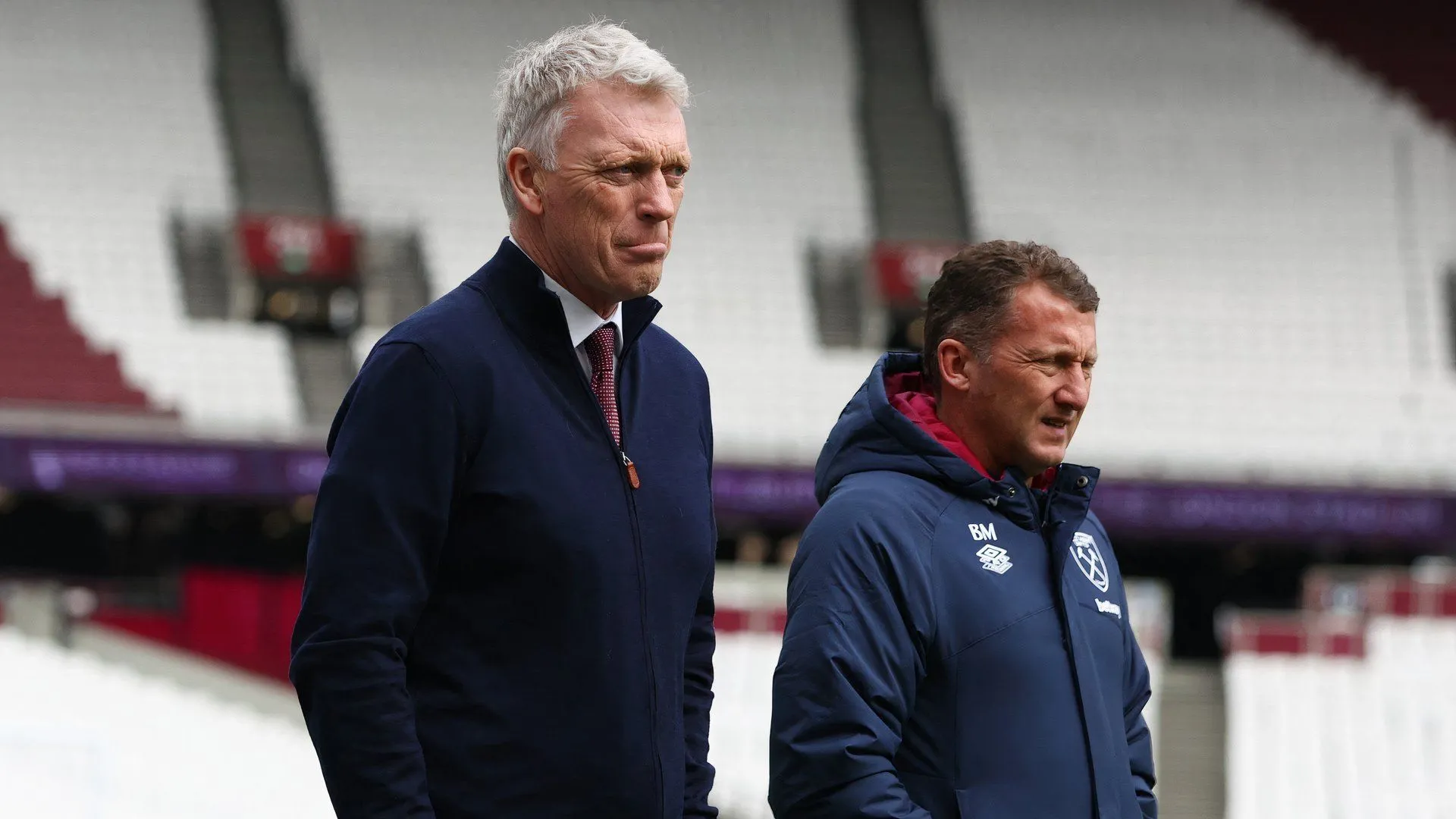 Josh Brownhill trong một pha bóng cùng đồng đội ở Burnley