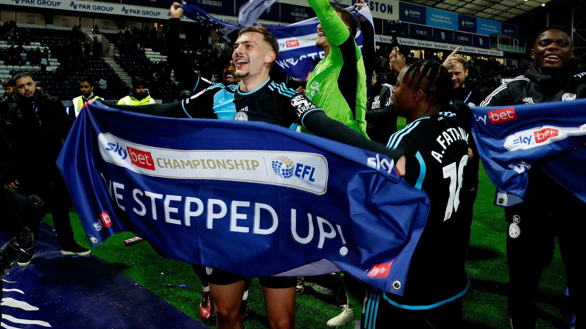 Kiernan Dewsbury-Hall ăn mừng chức vô địch Championship cùng Leicester City