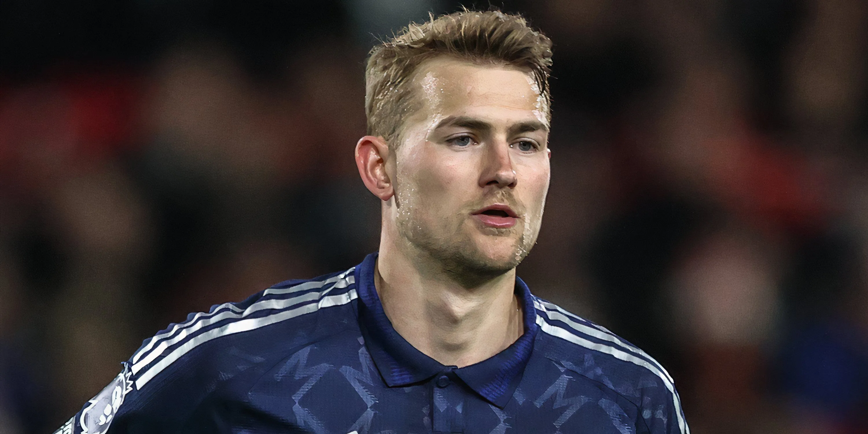 Matthijs de Ligt trong màu áo Manchester United đối mặt với chấn thương