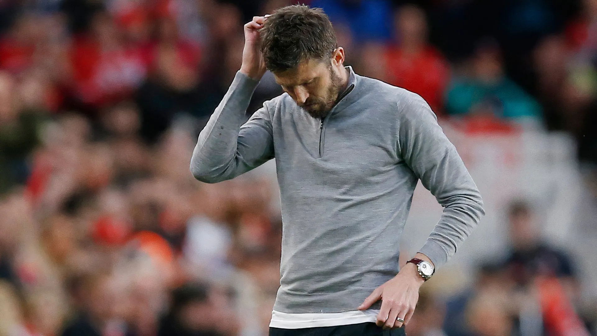 Michael Carrick chỉ đạo các cầu thủ Middlesbrough trong một buổi tập quan trọng