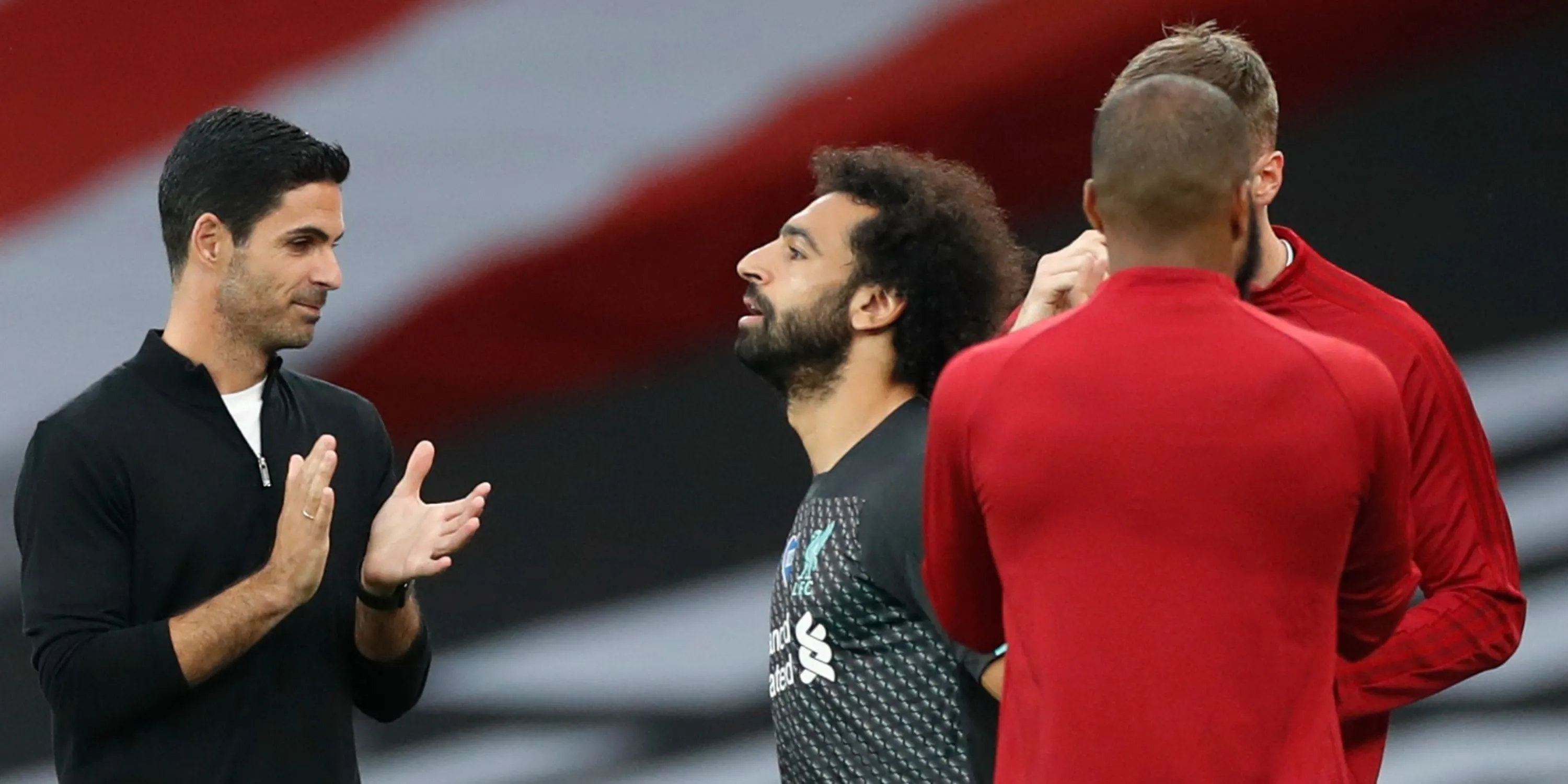 Mohamed Salah và Mikel Arteta trong một nghi thức vinh danh trước trận đấu