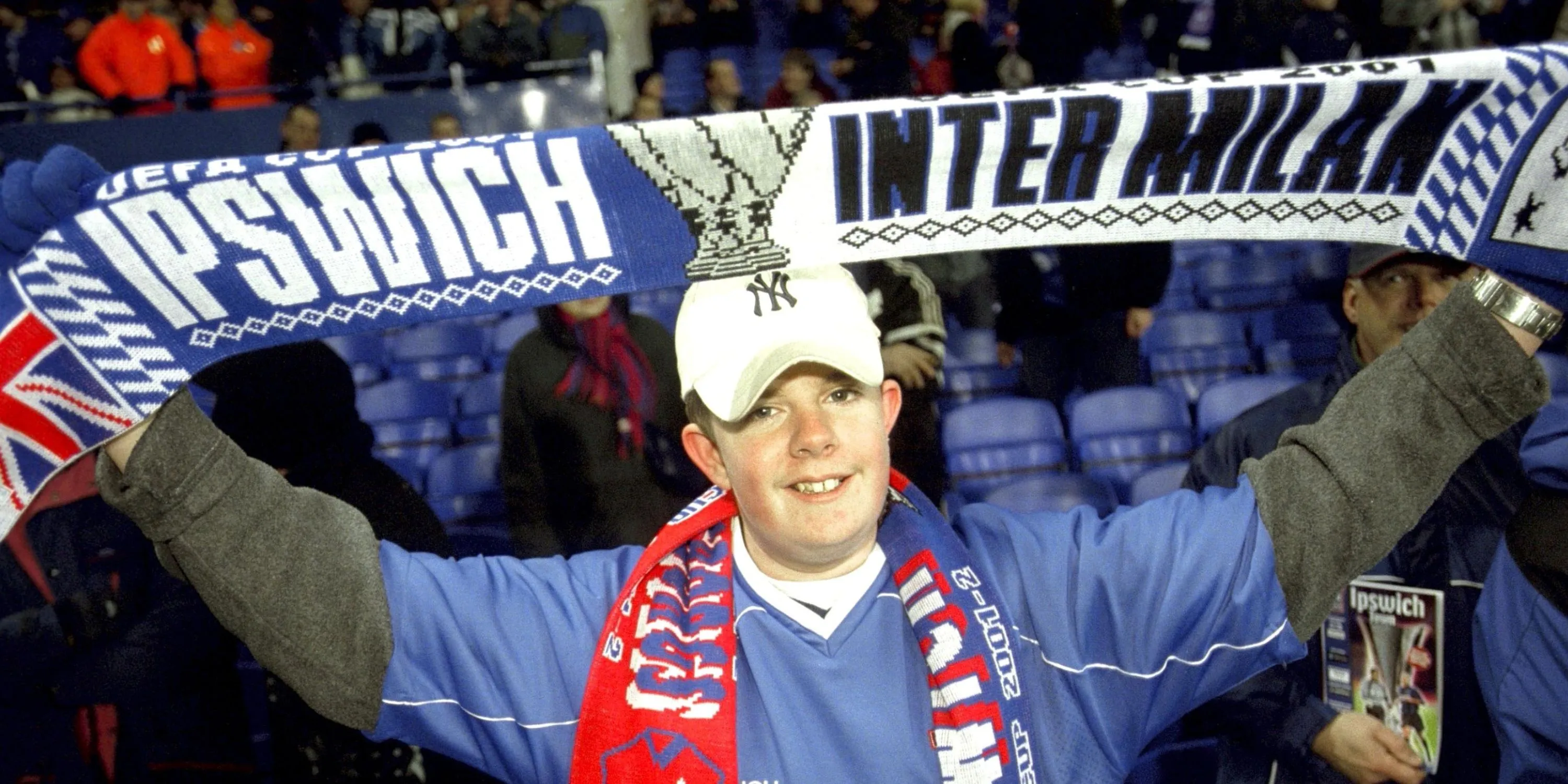Người hâm mộ Ipswich Town với cờ ăn mừng danh hiệu UEFA Cup 1981