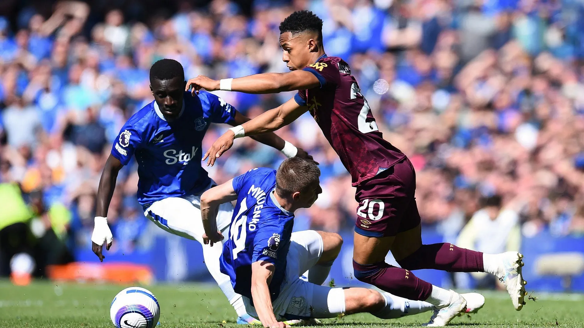 Omari Hutchinson trong màu áo Ipswich Town thi đấu nỗ lực trong trận gặp Everton tại Premier League.