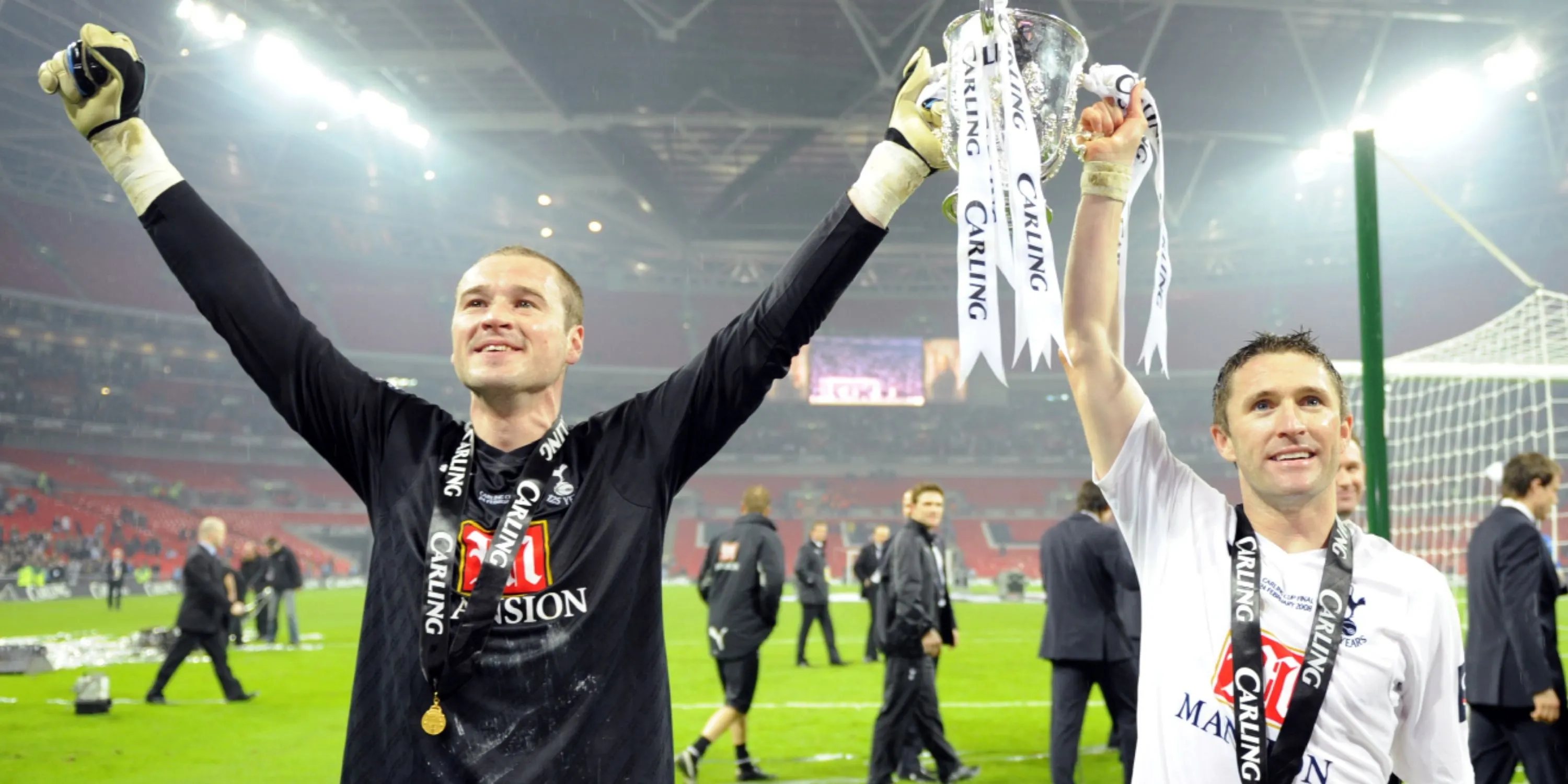 Paul Robinson và Robbie Keane cùng Cúp Liên đoàn sau chiến thắng năm 2008 của Tottenham