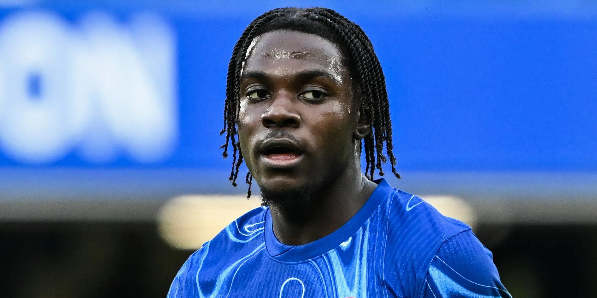 Romeo Lavia trong màu áo Chelsea đối mặt với CĐV Liverpool