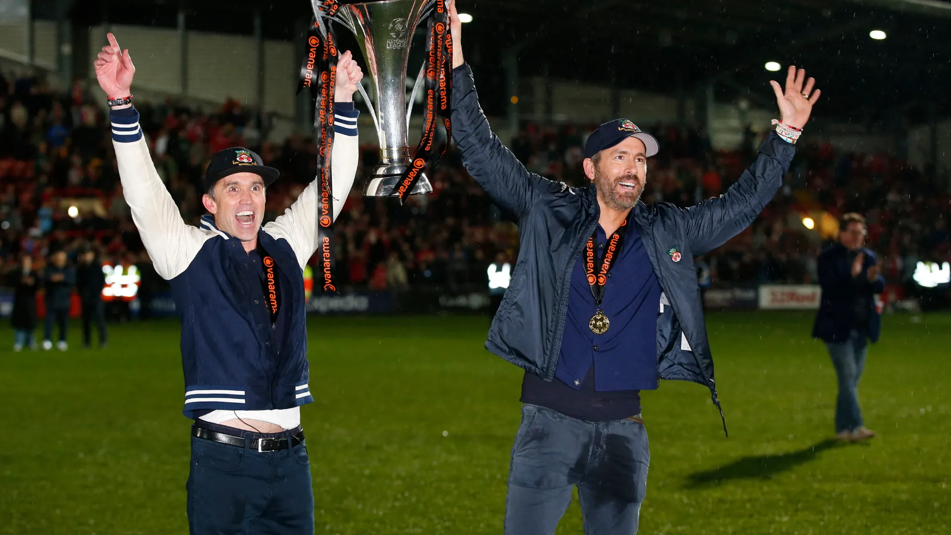 Ryan Reynolds và Rob McElhenney, hai đồng sở hữu Wrexham, ăn mừng đầy cảm xúc