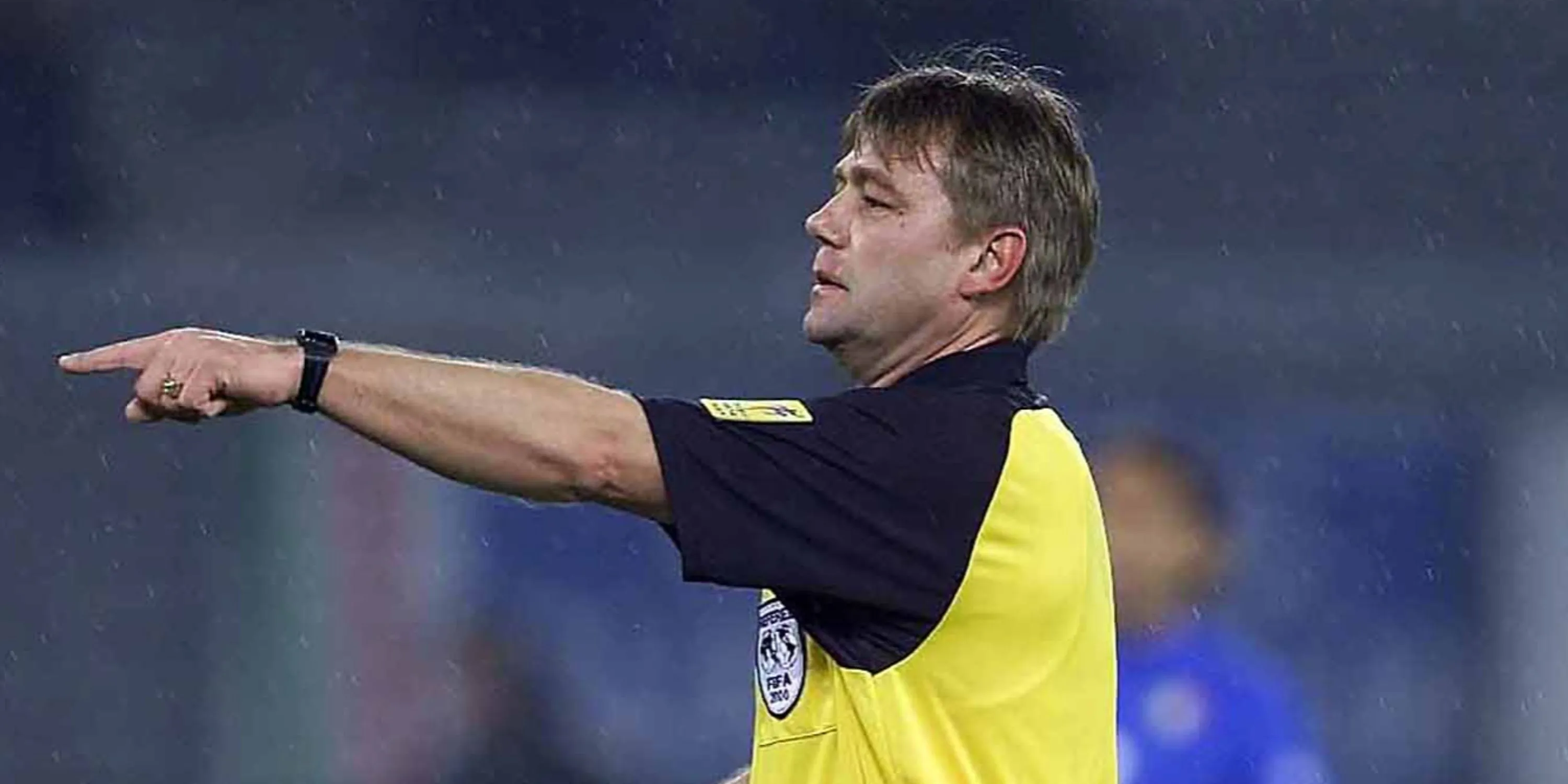 Sandor Puhl cầm còi trong một trận đấu