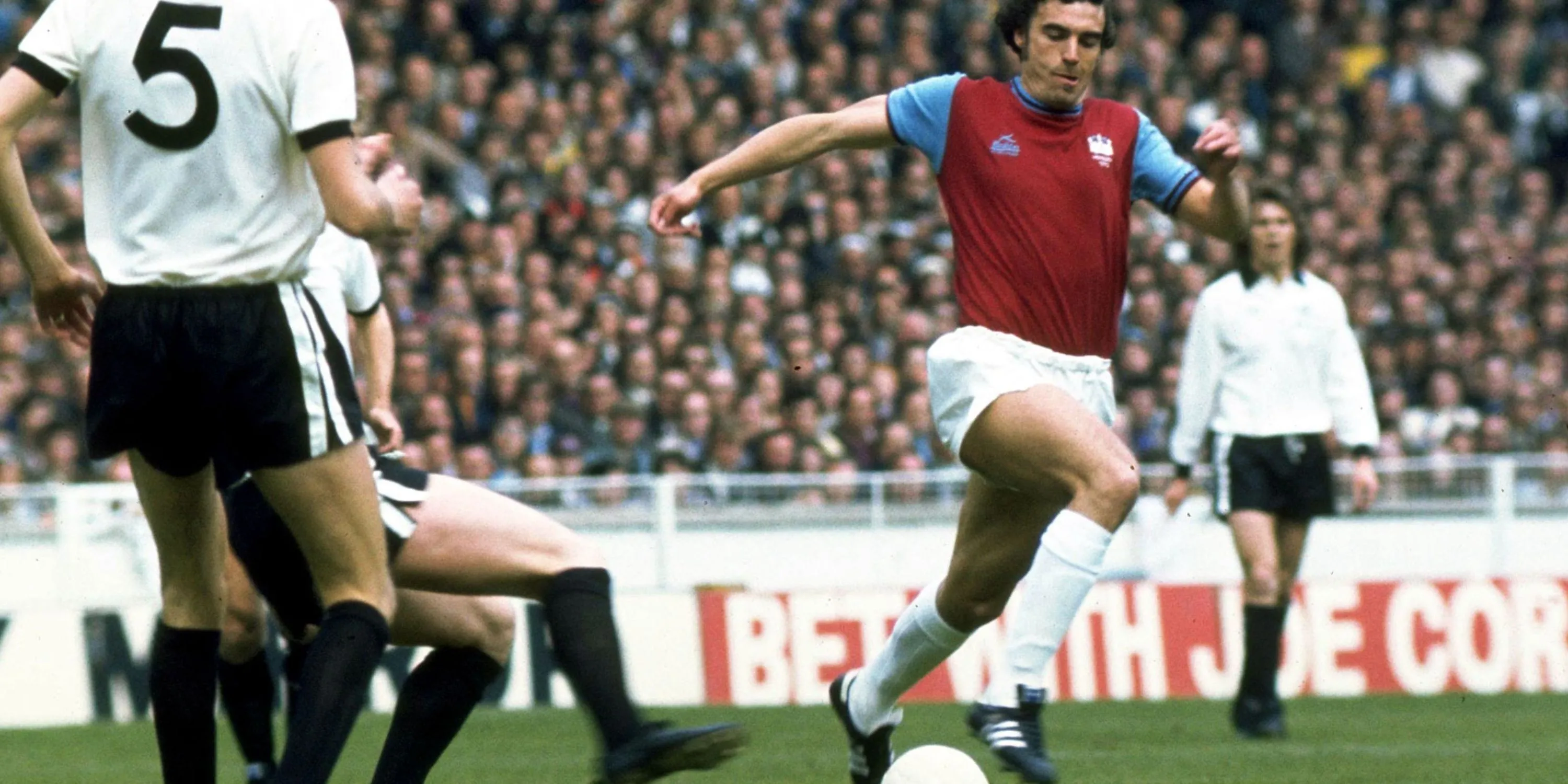 Sir Trevor Brooking trong màu áo West Ham
