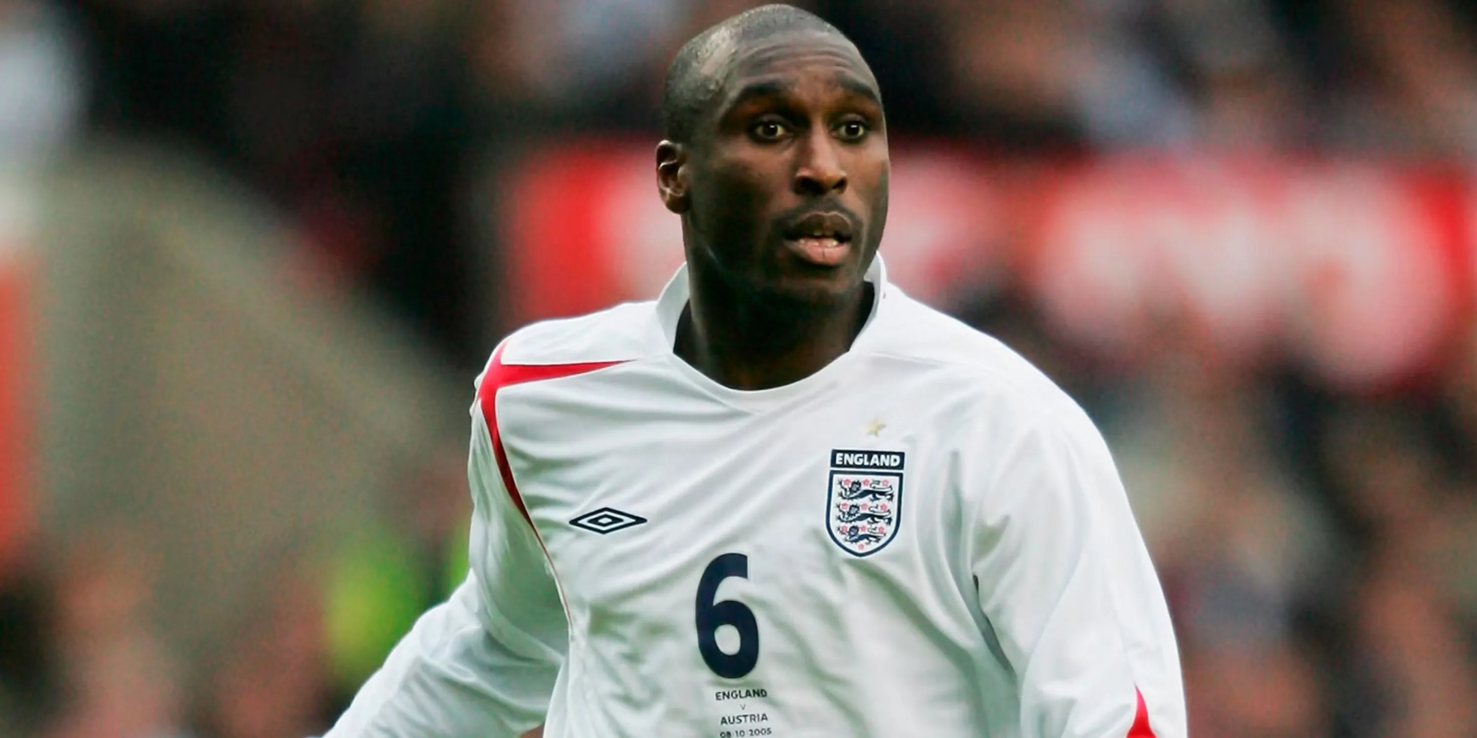 Sol Campbell trong màu áo Arsenal, tranh chấp bóng quyết liệt