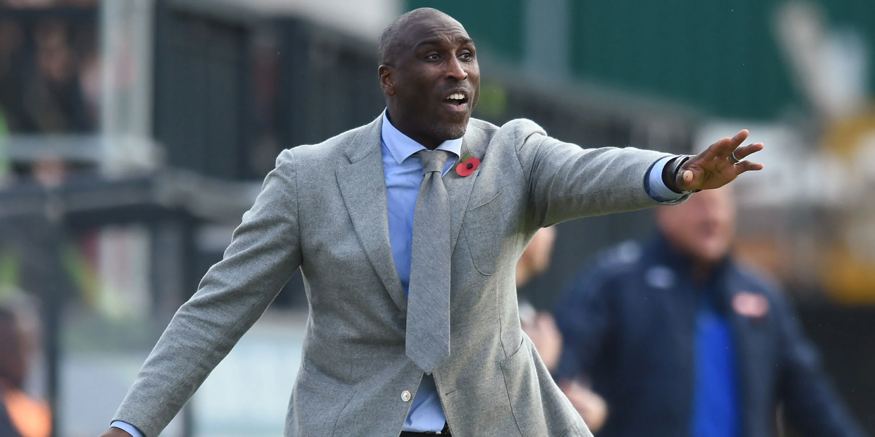 Sol Campbell trong vai trò huấn luyện viên, thể hiện sự tự tin