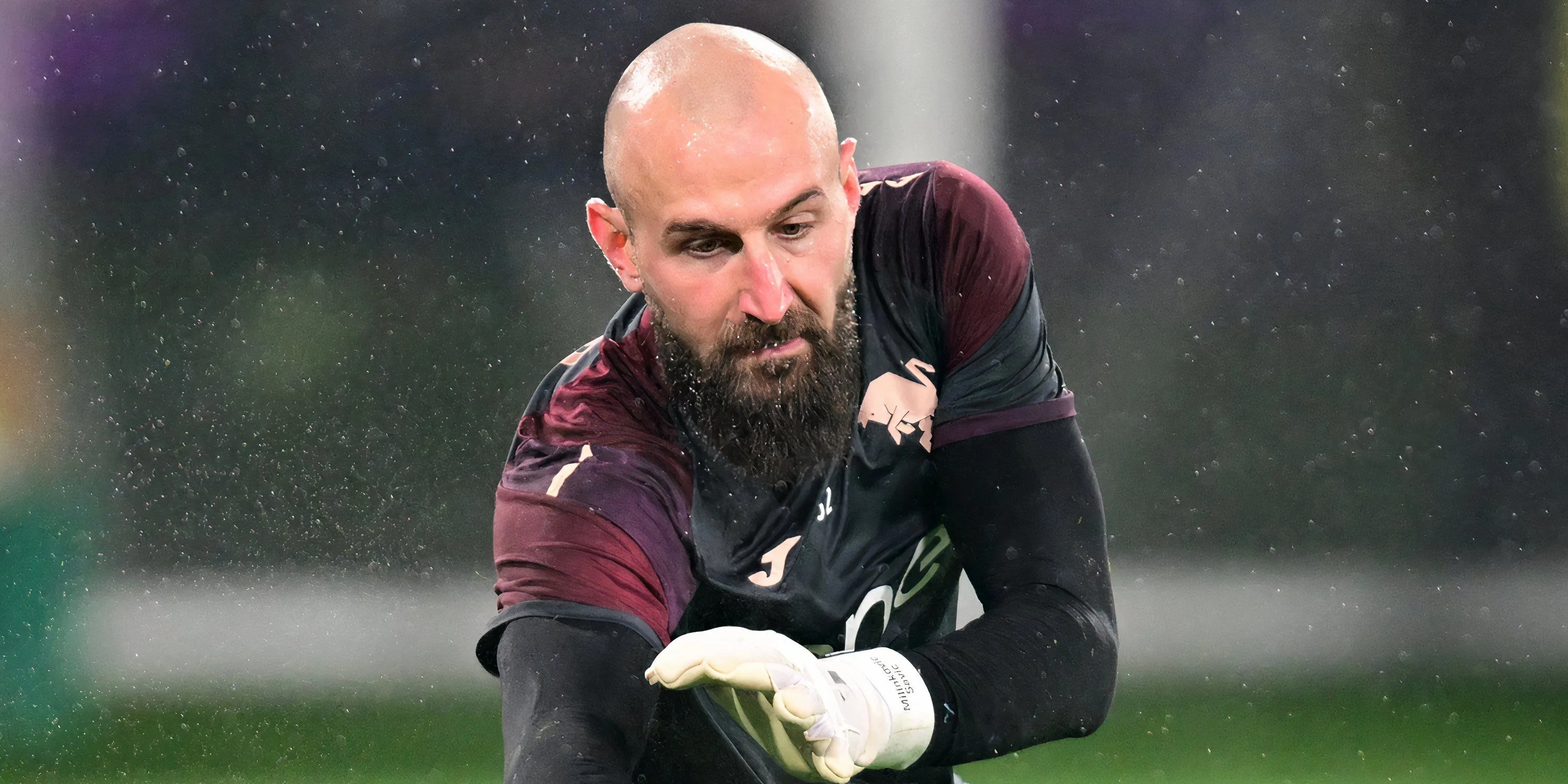 Thủ thành Vanja Milinkovic-Savic thực hiện pha cứu thua cho Torino