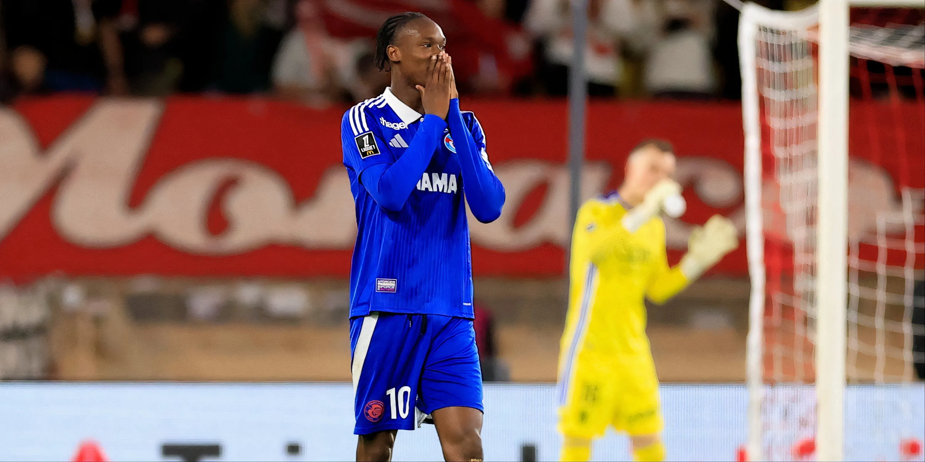 Tiền đạo Emmanuel Emegha ăn mừng bàn thắng cho Strasbourg, thể hiện phong độ ấn tượng tại Ligue 1.