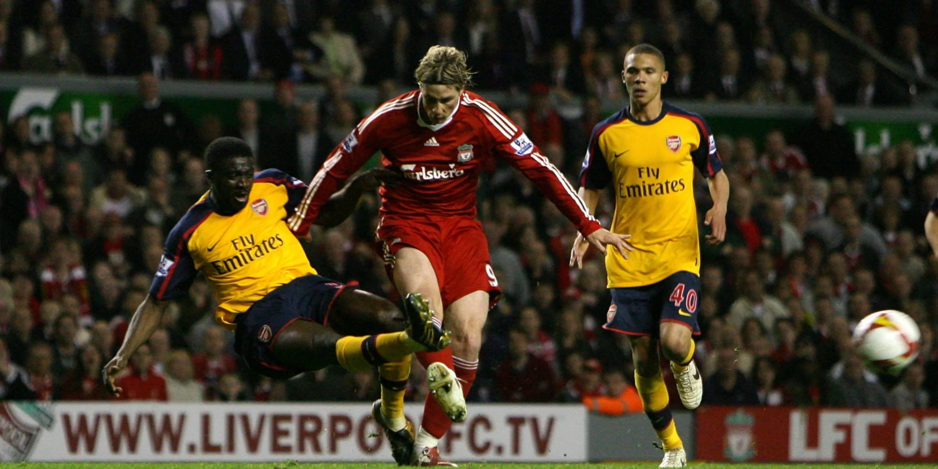 Tiền đạo Fernando Torres đi bóng tốc độ trước sự truy cản của hậu vệ Arsenal