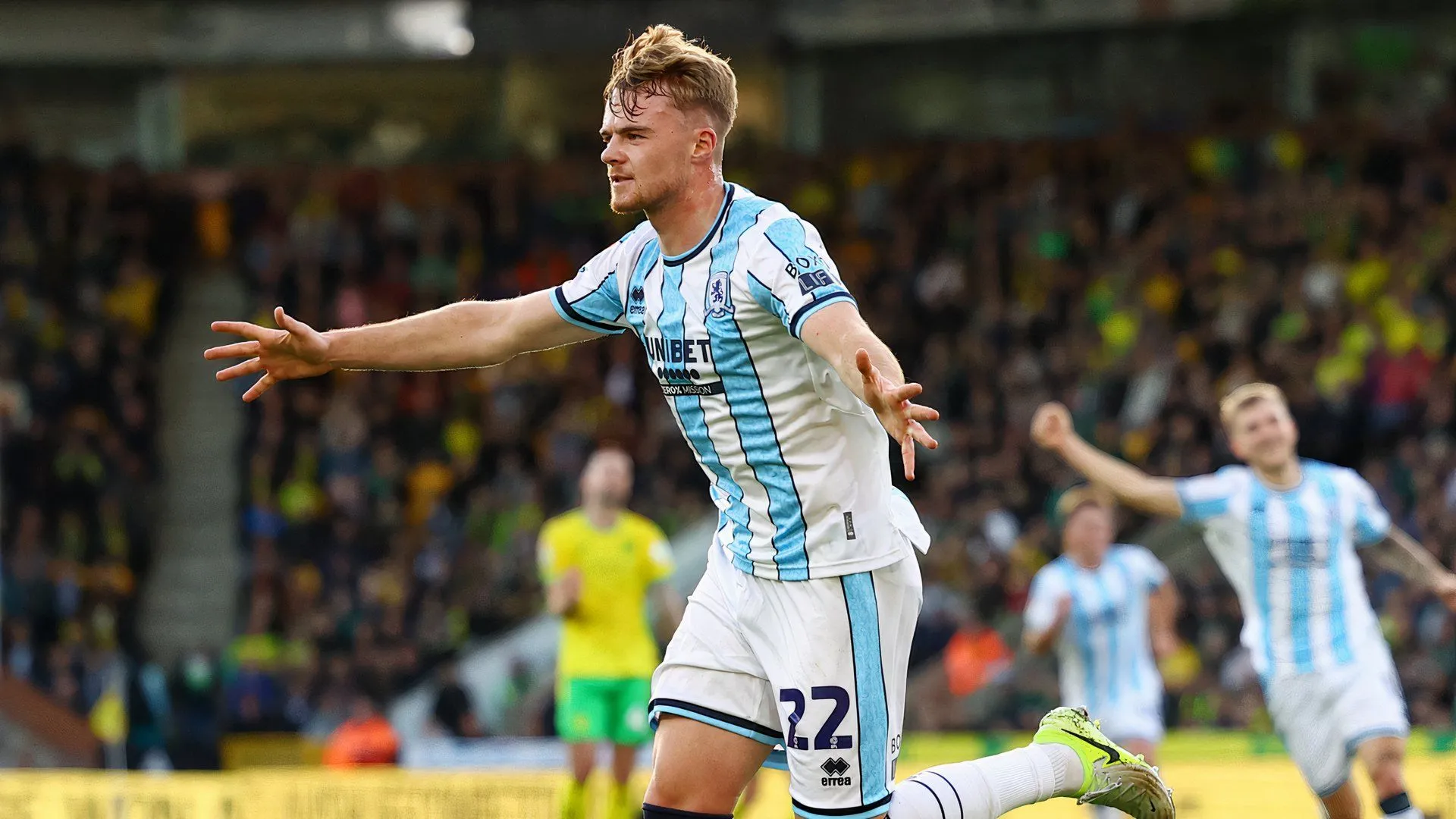 Tiền đạo Tommy Conway của Middlesbrough trong một pha xử lý bóng trên sân