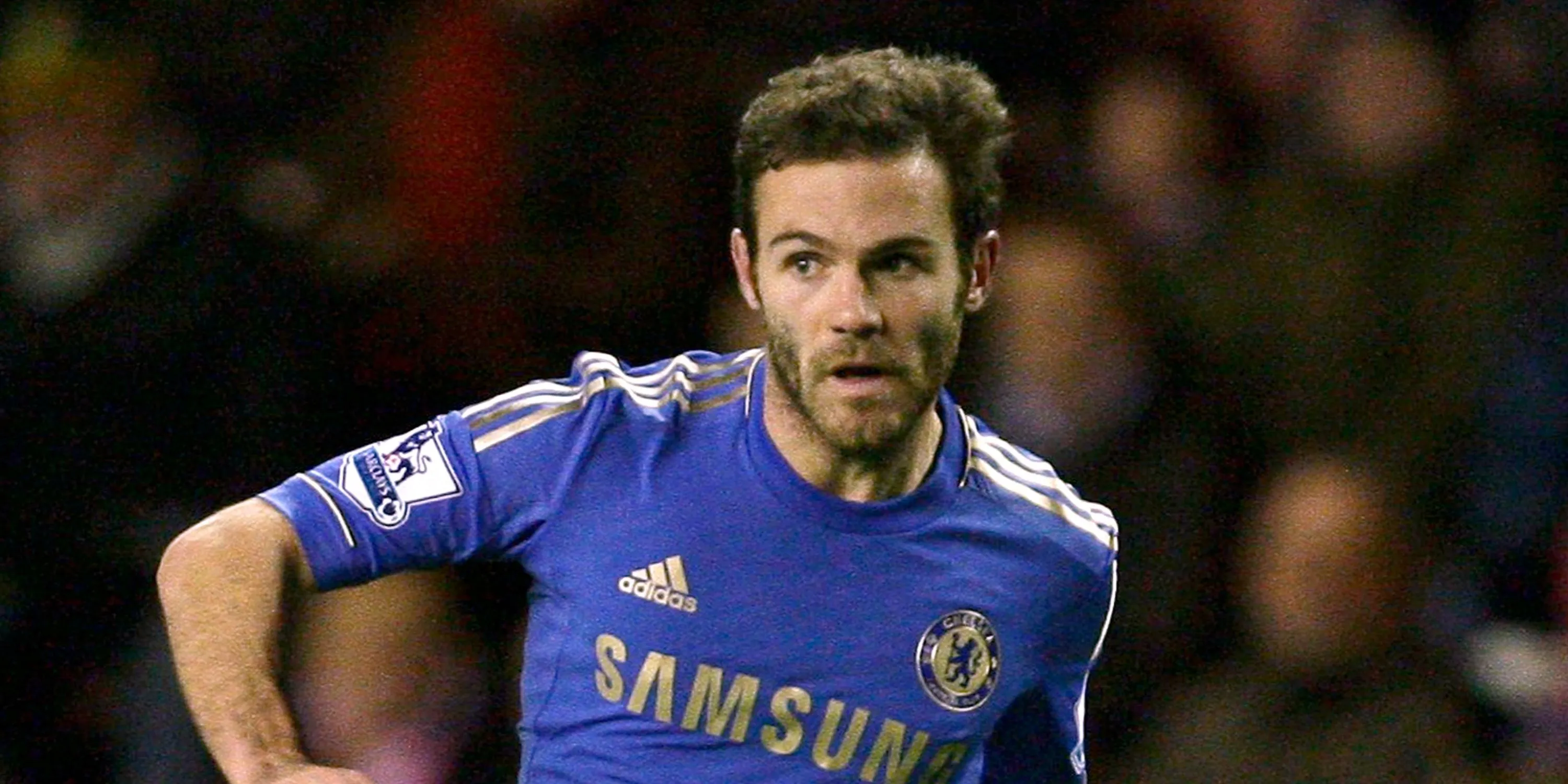 Tiền vệ Juan Mata đi bóng kỹ thuật trong màu áo Chelsea